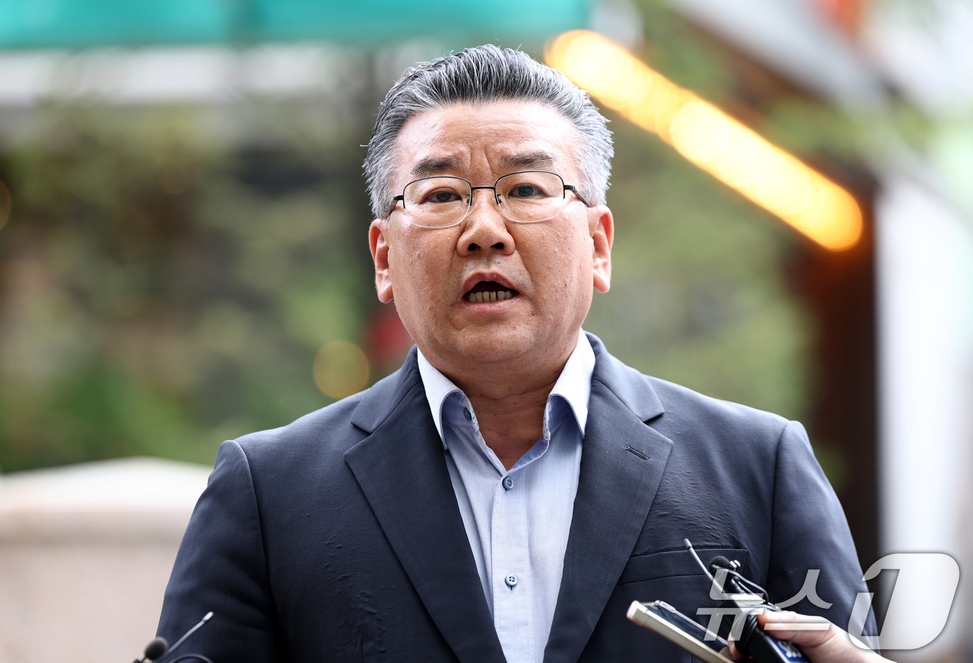 (과천=뉴스1) 최지환 기자 = 대통령 관저 이전 공사 과정을 부실 감사하고 서류를 조작한 혐의를 받는 유병호 전 감사원 사무총장이 13일 오전 경기 과천시 2차 종합특검 사무실에 …