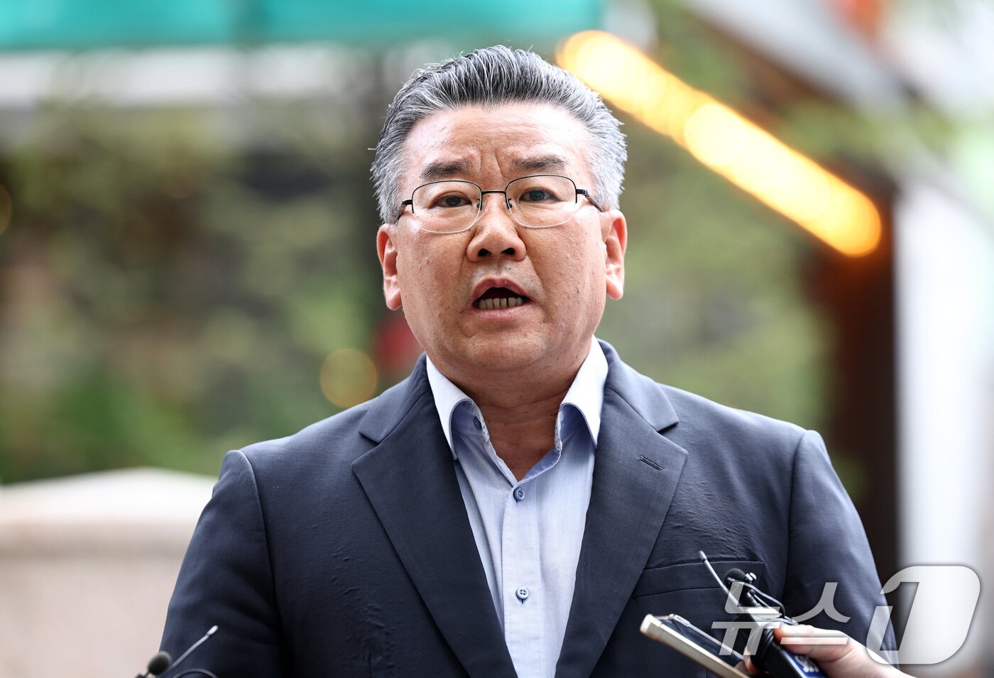 본문 이미지 - 대통령 관저 이전 공사 과정을 부실 감사하고 서류를 조작한 혐의를 받는 유병호 전 감사원 사무총장이 13일 오전 경기 과천시 2차 종합특검 사무실에 피의자 신분으로 출석하며 입장을 밝히고 있다. 2026.7.13 ⓒ 뉴스1 최지환 기자
