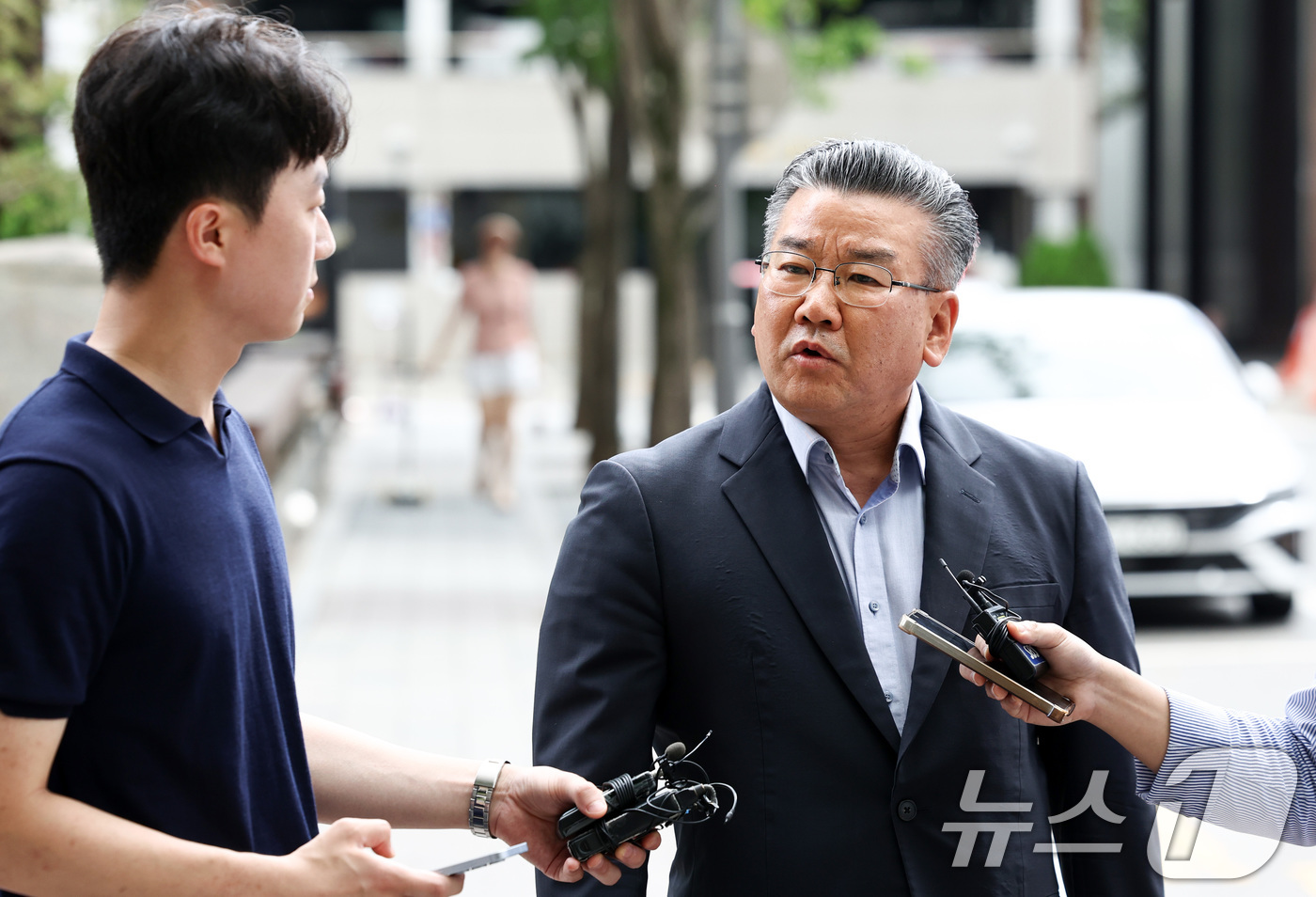 (과천=뉴스1) 최지환 기자 = 대통령 관저 이전 공사 과정을 부실 감사하고 서류를 조작한 혐의를 받는 유병호 전 감사원 사무총장이 13일 오전 경기 과천시 2차 종합특검 사무실에 …