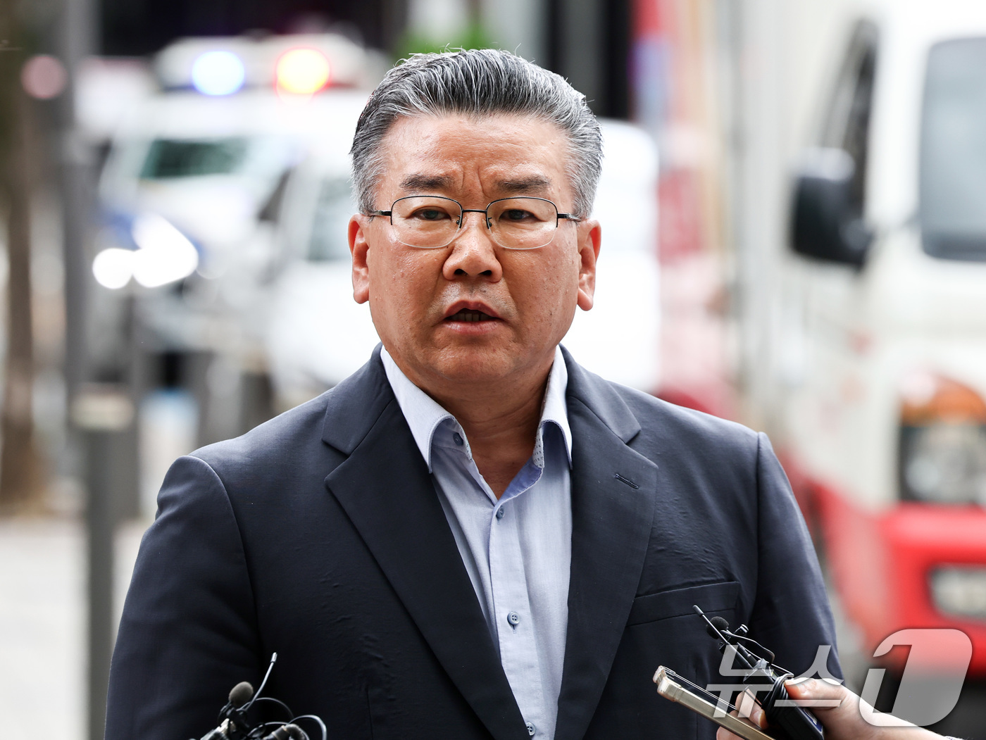 (과천=뉴스1) 최지환 기자 = 대통령 관저 이전 공사 과정을 부실 감사하고 서류를 조작한 혐의를 받는 유병호 전 감사원 사무총장이 13일 오전 경기 과천시 2차 종합특검 사무실에 …