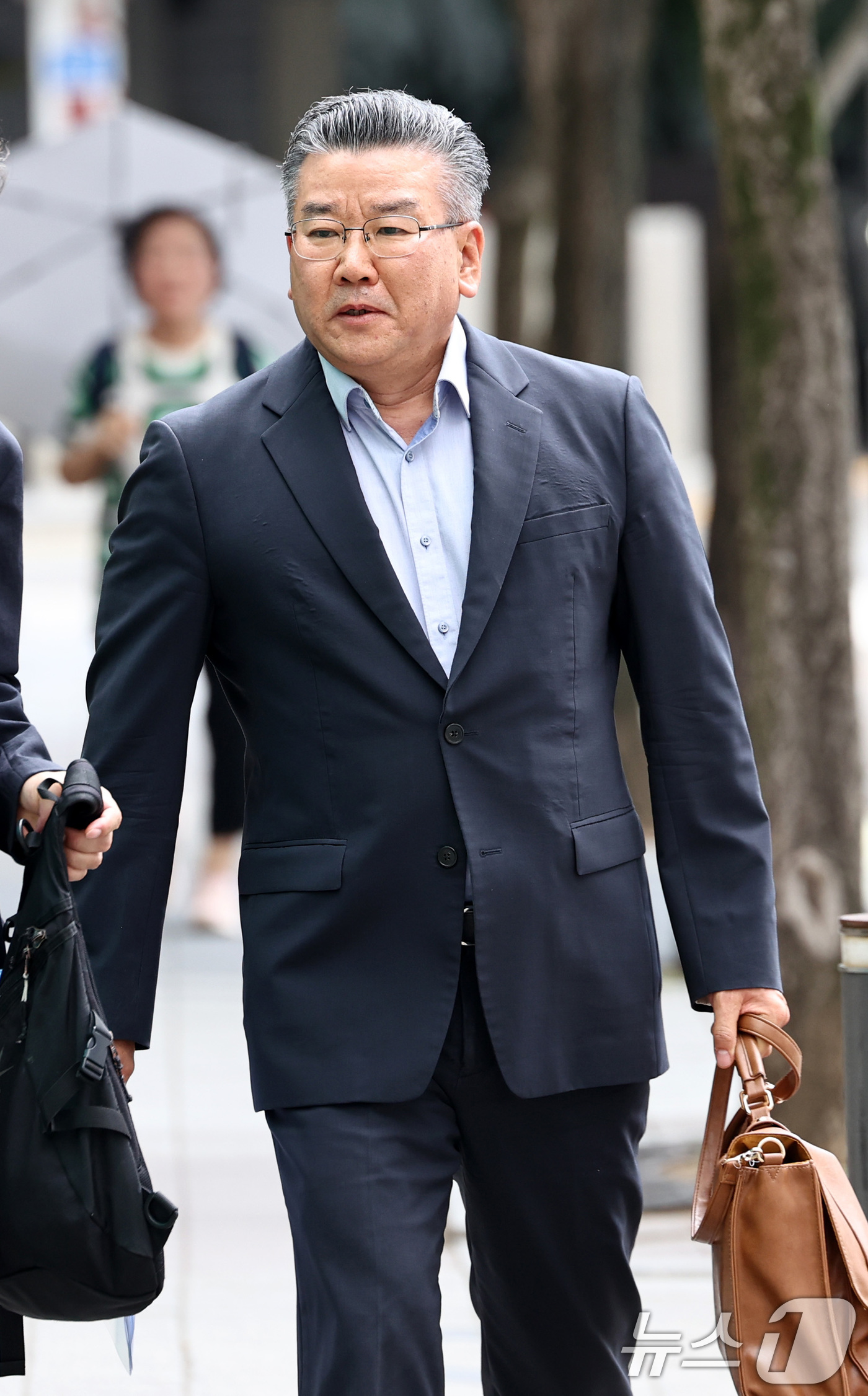 (과천=뉴스1) 최지환 기자 = 대통령 관저 이전 공사 과정을 부실 감사하고 서류를 조작한 혐의를 받는 유병호 전 감사원 사무총장이 13일 오전 경기 과천시 2차 종합특검 사무실에 …
