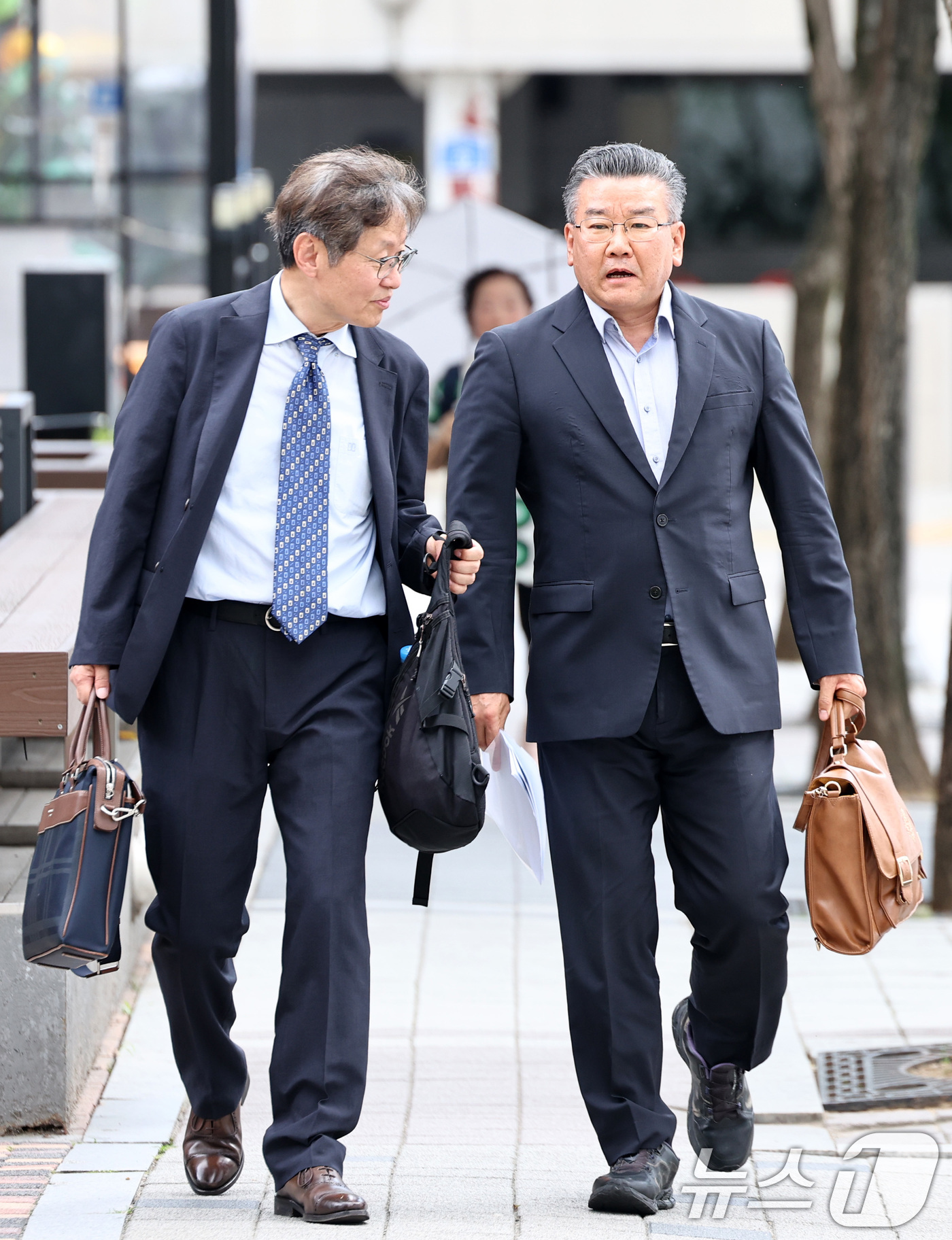 (과천=뉴스1) 최지환 기자 = 대통령 관저 이전 공사 과정을 부실 감사하고 서류를 조작한 혐의를 받는 유병호 전 감사원 사무총장이 13일 오전 경기 과천시 2차 종합특검 사무실에 …