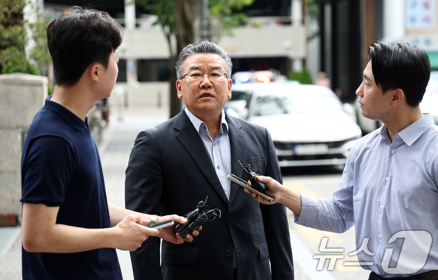 (과천=뉴스1) 최지환 기자 = 대통령 관저 이전 공사 과정을 부실 감사하고 서류를 조작한 혐의를 받는 유병호 전 감사원 사무총장이 13일 오전 경기 과천시 2차 종합특검 사무실에 …