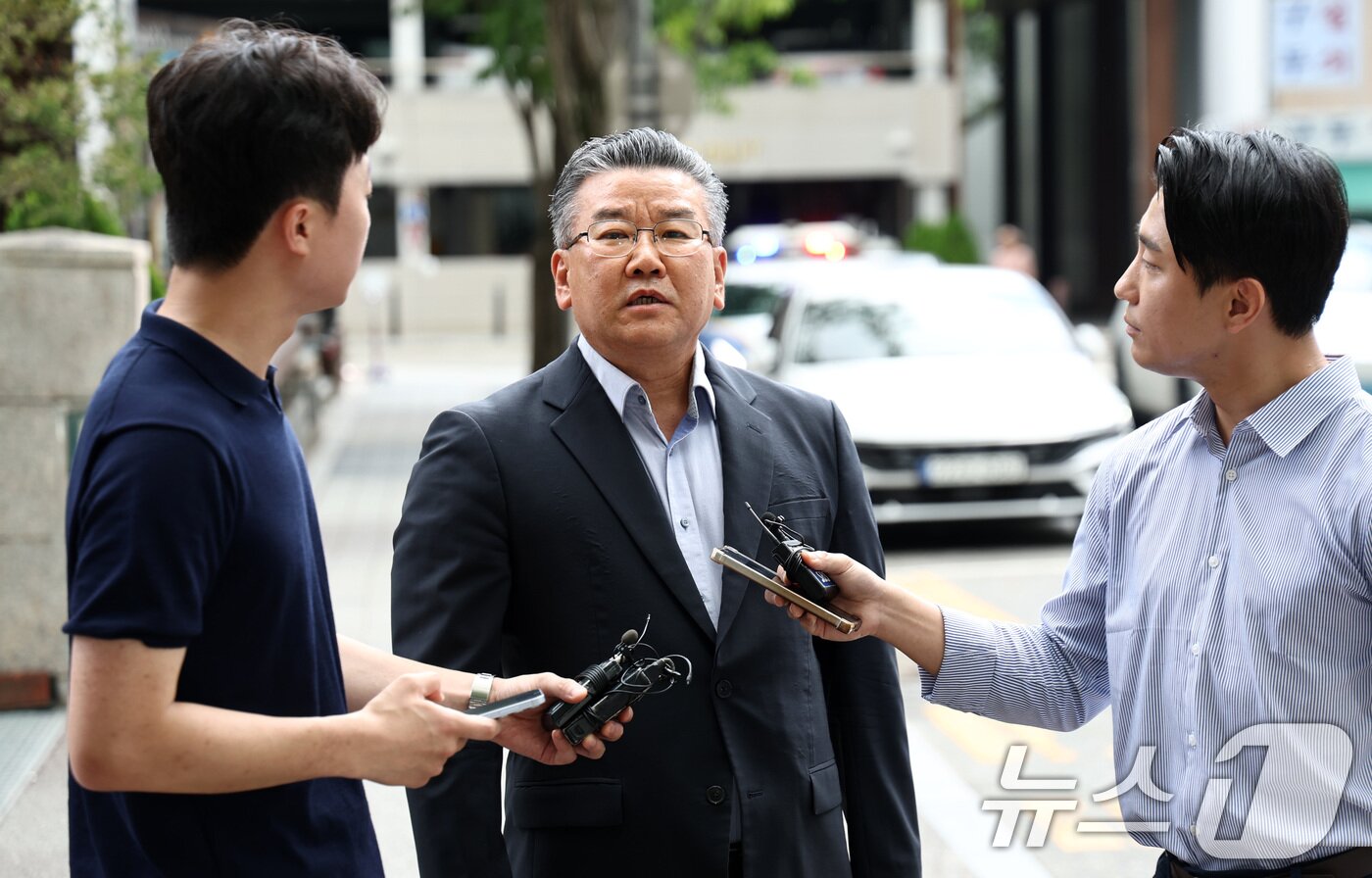 본문 이미지 - 대통령 관저 이전 공사 과정을 부실 감사하고 서류를 조작한 혐의를 받는 유병호 전 감사원 사무총장이 13일 오전 경기 과천시 2차 종합특검 사무실에 피의자 신분으로 출석하며 입장을 밝히고 있다. 2026.7.13 ⓒ 뉴스1 최지환 기자