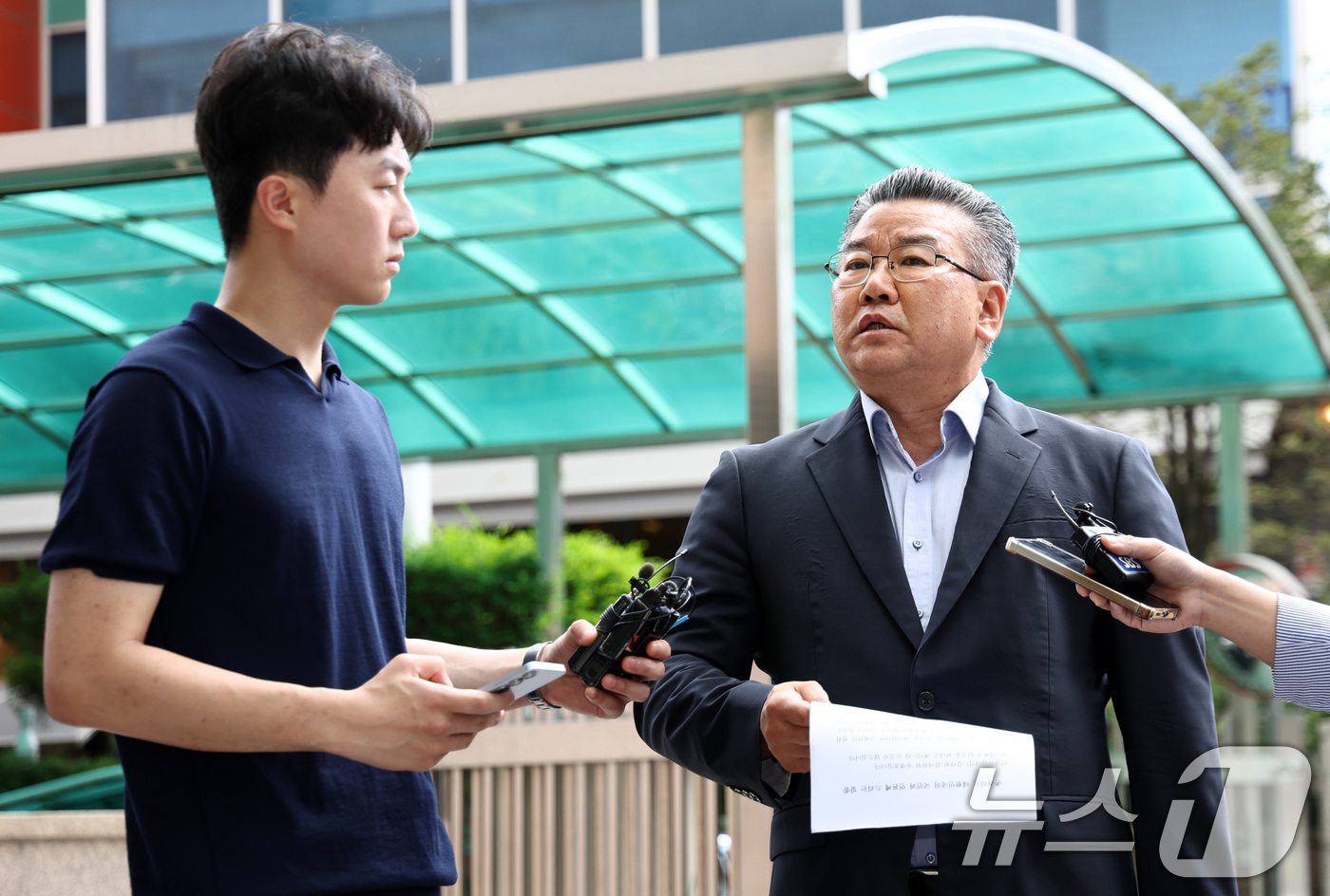 (과천=뉴스1) 최지환 기자 = 대통령 관저 이전 공사 과정을 부실 감사하고 서류를 조작한 혐의를 받는 유병호 전 감사원 사무총장이 13일 오전 경기 과천시 2차 종합특검 사무실에 …