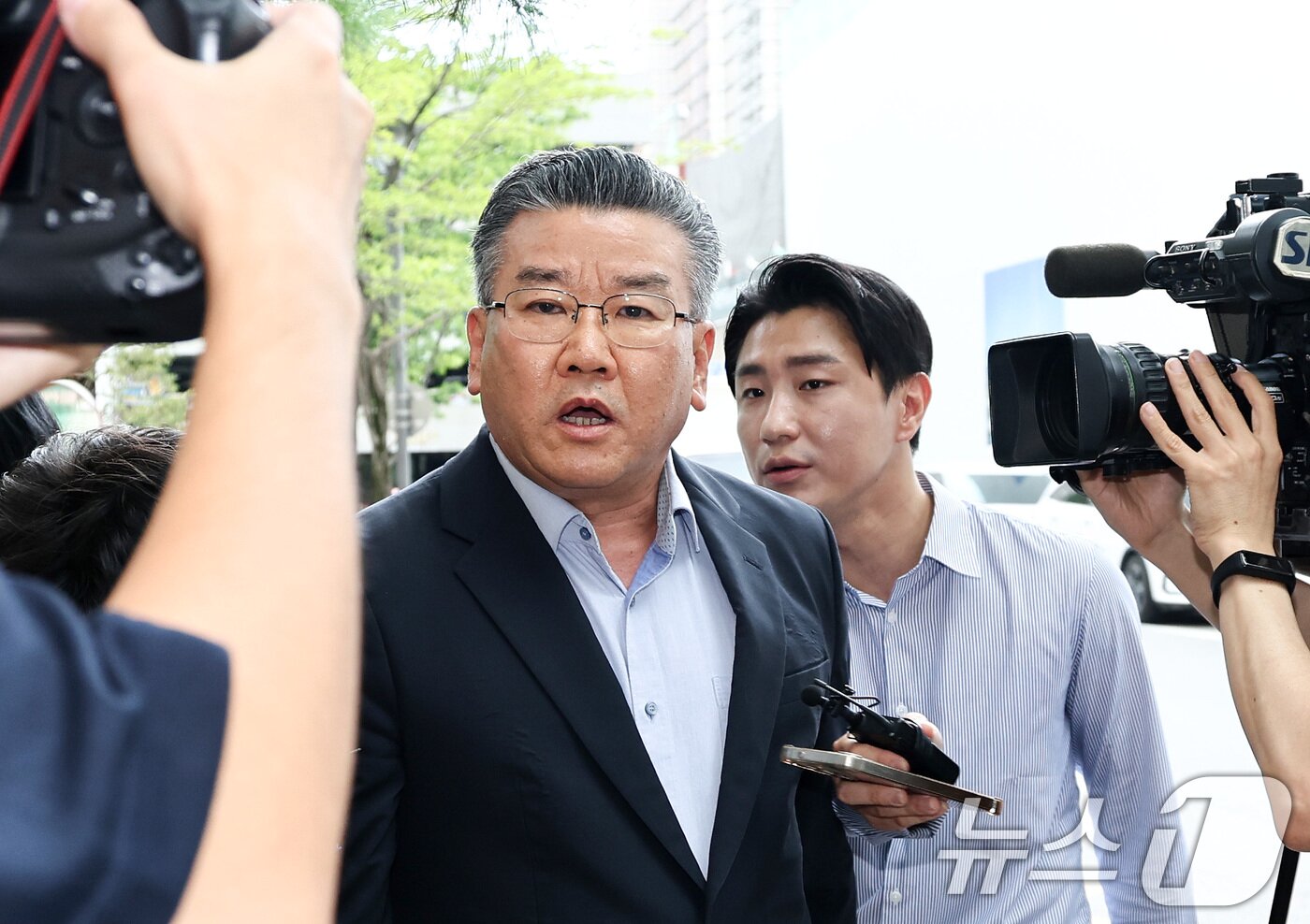 본문 이미지 - 대통령 관저 이전 공사 과정을 부실 감사하고 서류를 조작한 혐의를 받는 유병호 전 감사원 사무총장이 13일 오전 경기 과천시 2차 종합특검 사무실에 피의자 신분으로 출석하고 있다. 2026.7.13 ⓒ 뉴스1 최지환 기자