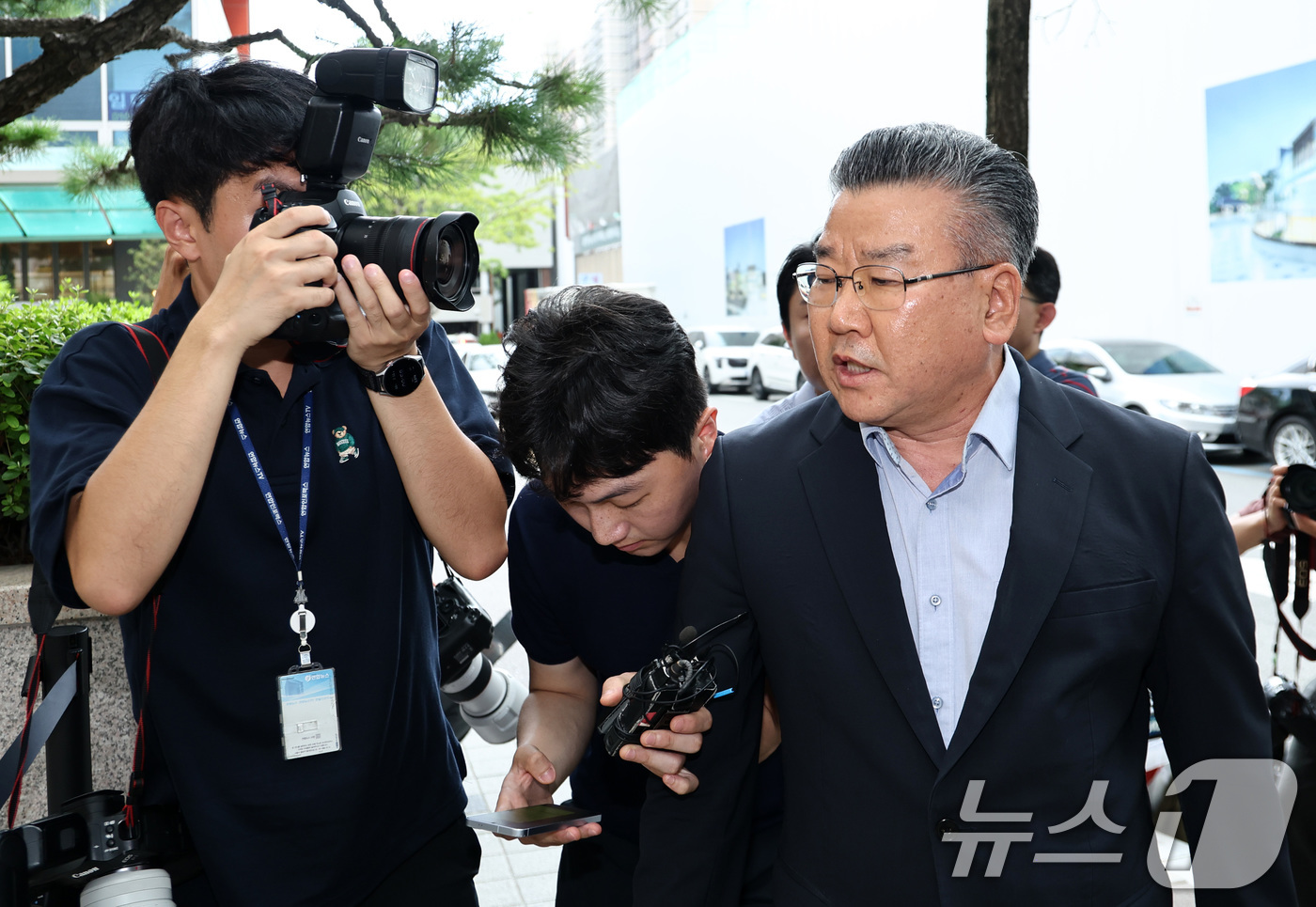 (과천=뉴스1) 최지환 기자 = 대통령 관저 이전 공사 과정을 부실 감사하고 서류를 조작한 혐의를 받는 유병호 전 감사원 사무총장이 13일 오전 경기 과천시 2차 종합특검 사무실에 …