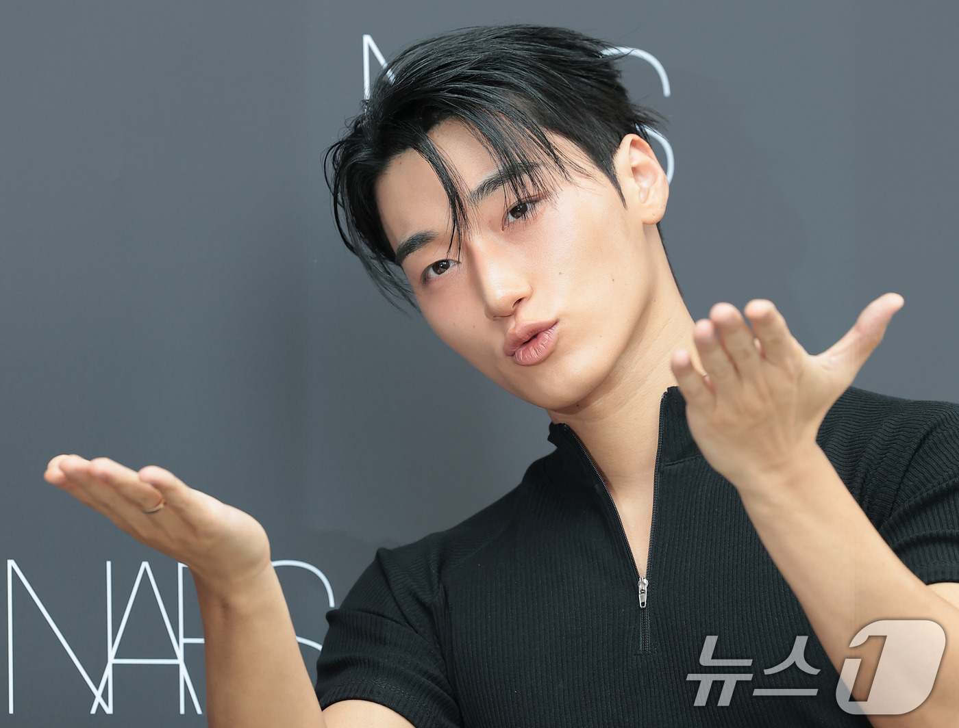 (서울=뉴스1) 권현진 기자 = 에이티즈 산이 13일 서울 성수동 무신사메가스토어 성수에서 열린 뷰티 브랜드 나스 인세이셔블 리퀴드 블러쉬 팝업스토어 오픈 행사에 참석해 포즈를 취 …