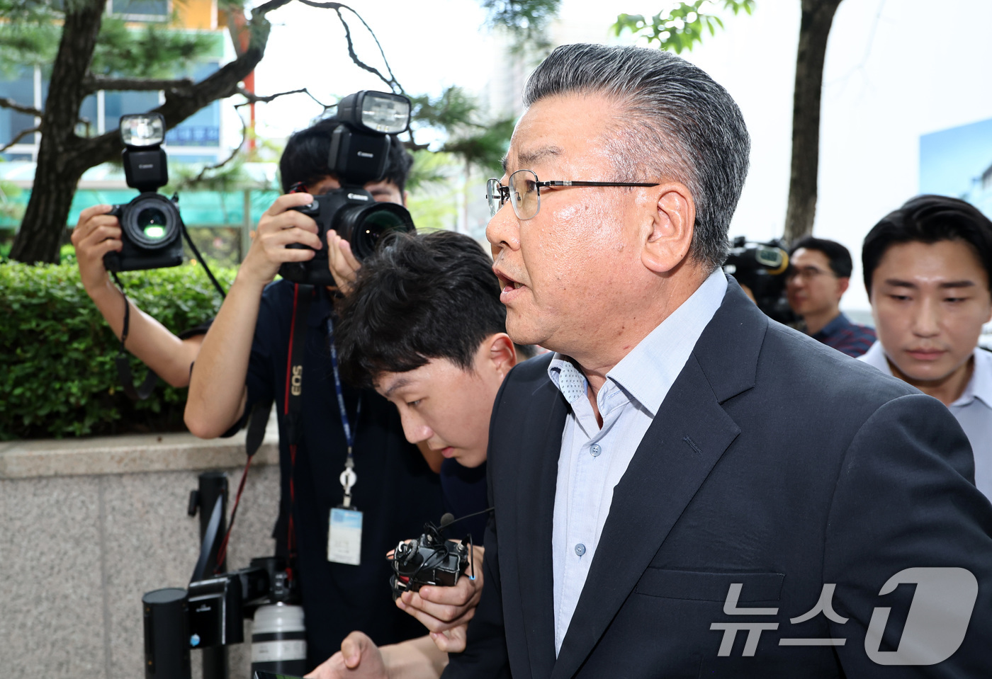 (과천=뉴스1) 최지환 기자 = 대통령 관저 이전 공사 과정을 부실 감사하고 서류를 조작한 혐의를 받는 유병호 전 감사원 사무총장이 13일 오전 경기 과천시 2차 종합특검 사무실에 …