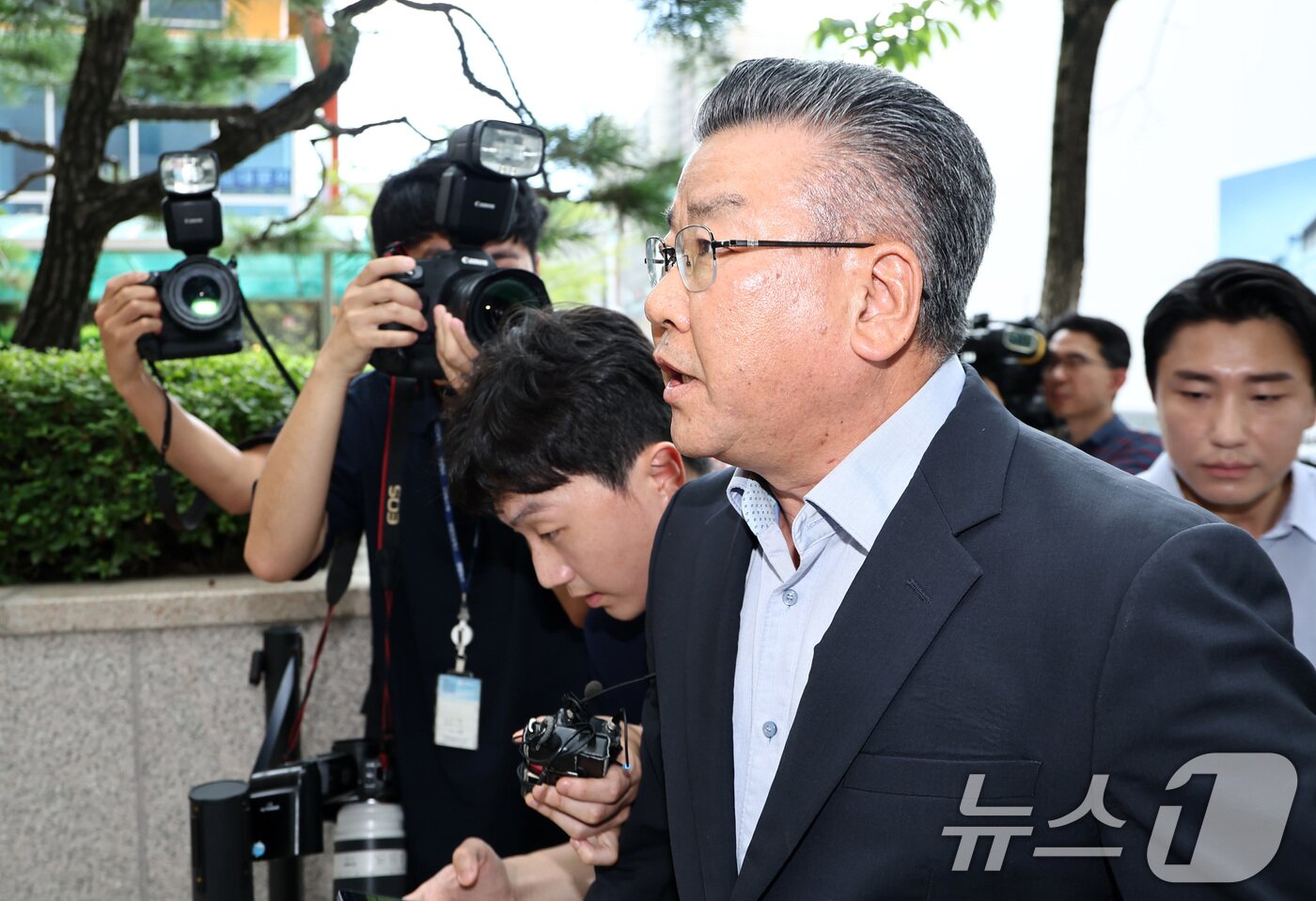 본문 이미지 - 대통령 관저 이전 공사 과정을 부실 감사하고 서류를 조작한 혐의를 받는 유병호 전 감사원 사무총장이 13일 오전 경기 과천시 2차 종합특검 사무실에 피의자 신분으로 출석하고 있다. 2026.7.13 ⓒ 뉴스1 최지환 기자