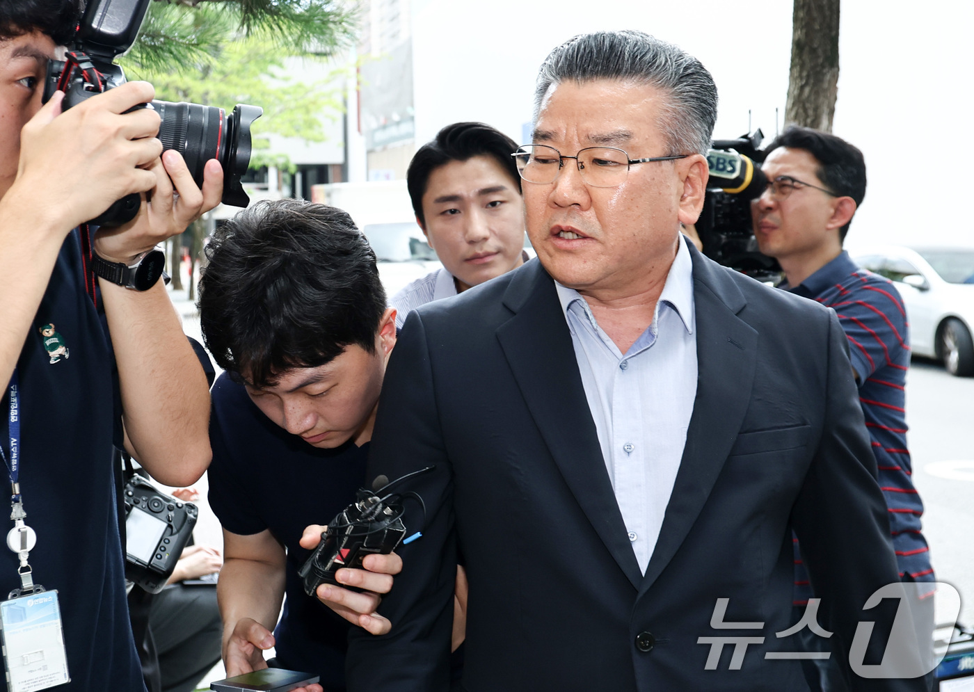 (과천=뉴스1) 최지환 기자 = 대통령 관저 이전 공사 과정을 부실 감사하고 서류를 조작한 혐의를 받는 유병호 전 감사원 사무총장이 13일 오전 경기 과천시 2차 종합특검 사무실에 …