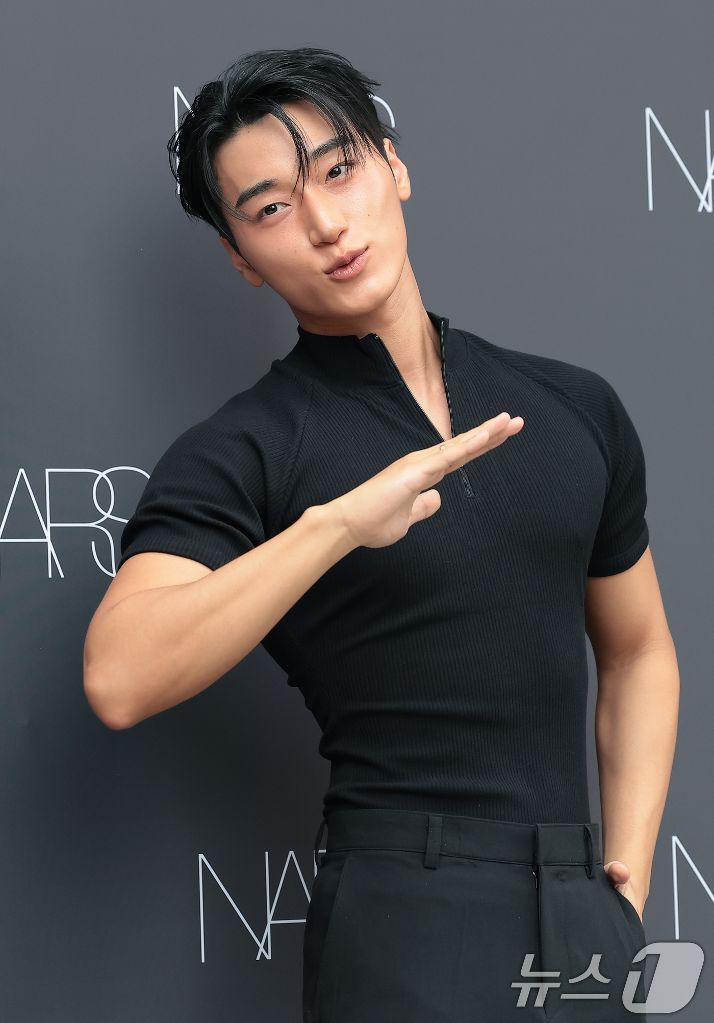 (서울=뉴스1) 권현진 기자 = 에이티즈 산이 13일 서울 성수동 무신사메가스토어 성수에서 열린 뷰티 브랜드 나스 인세이셔블 리퀴드 블러쉬 팝업스토어 오픈 행사에 참석해 포즈를 취 …