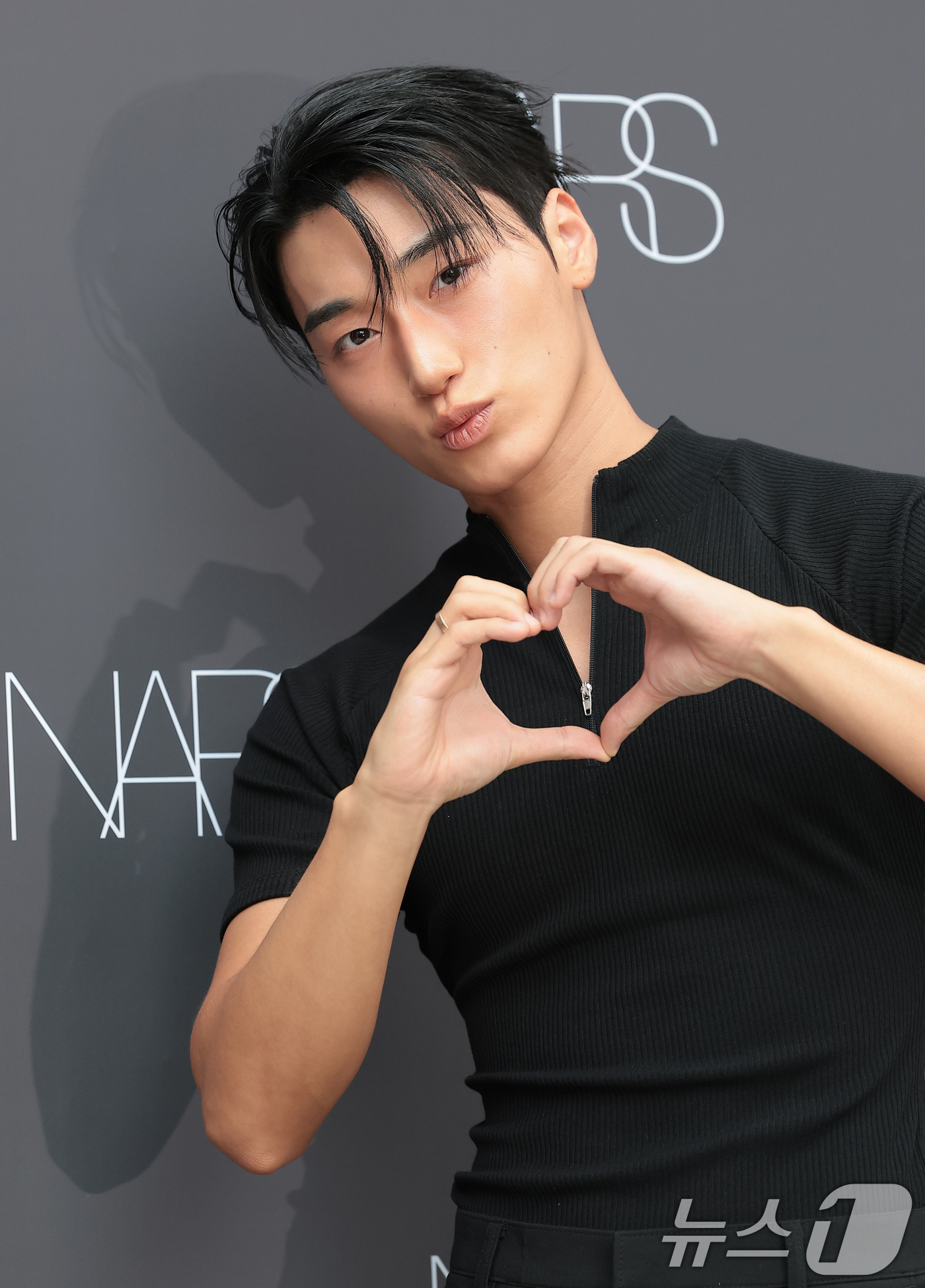 (서울=뉴스1) 권현진 기자 = 에이티즈 산이 13일 서울 성수동 무신사메가스토어 성수에서 열린 뷰티 브랜드 나스 인세이셔블 리퀴드 블러쉬 팝업스토어 오픈 행사에 참석해 포즈를 취 …