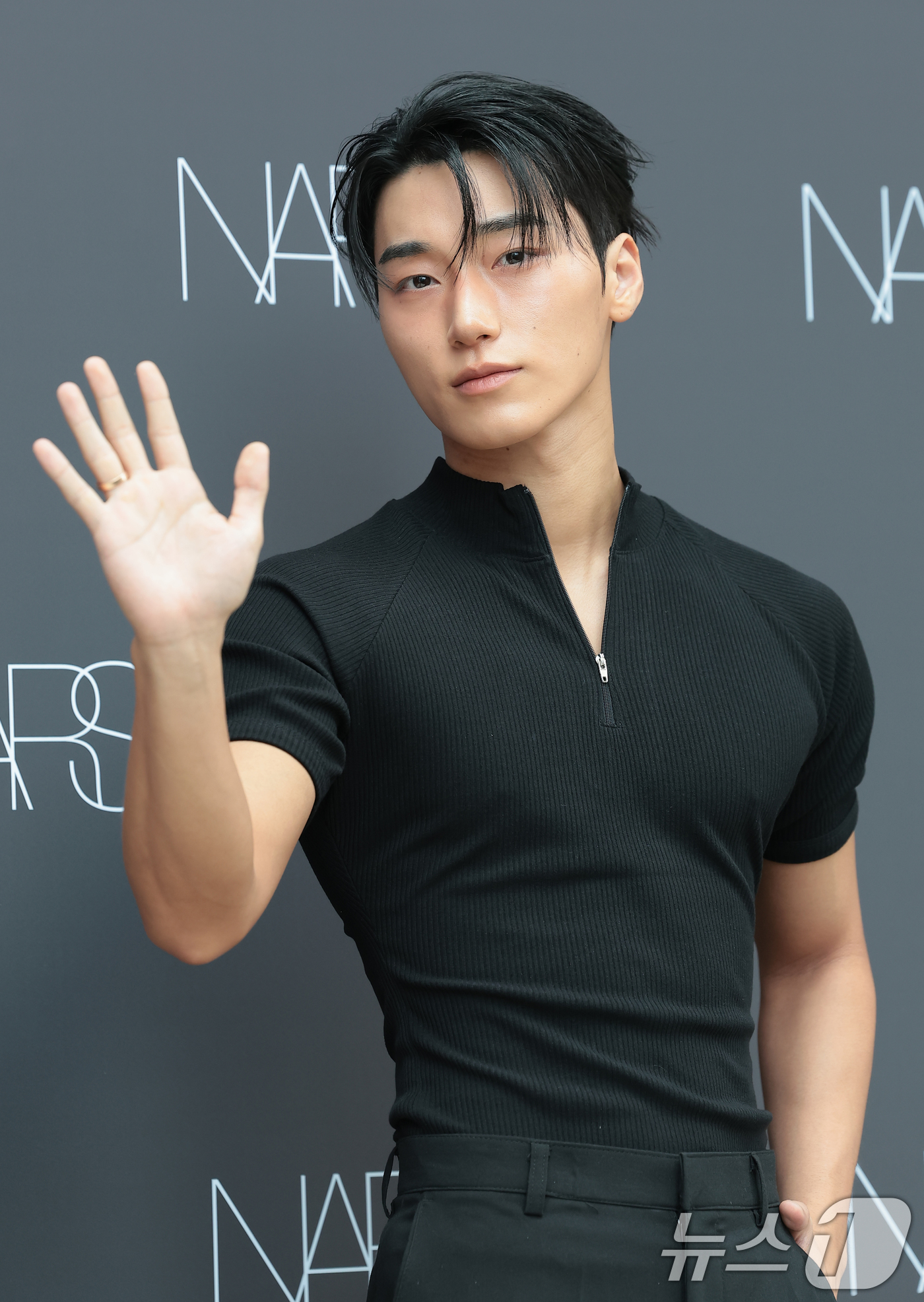 (서울=뉴스1) 권현진 기자 = 에이티즈 산이 13일 서울 성수동 무신사메가스토어 성수에서 열린 뷰티 브랜드 나스 인세이셔블 리퀴드 블러쉬 팝업스토어 오픈 행사에 참석해 포즈를 취 …