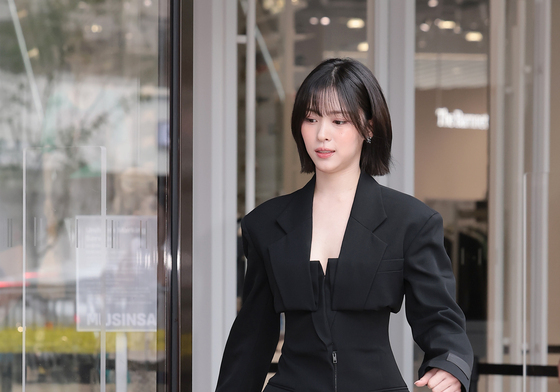 있지 류진, 조심조심 입장