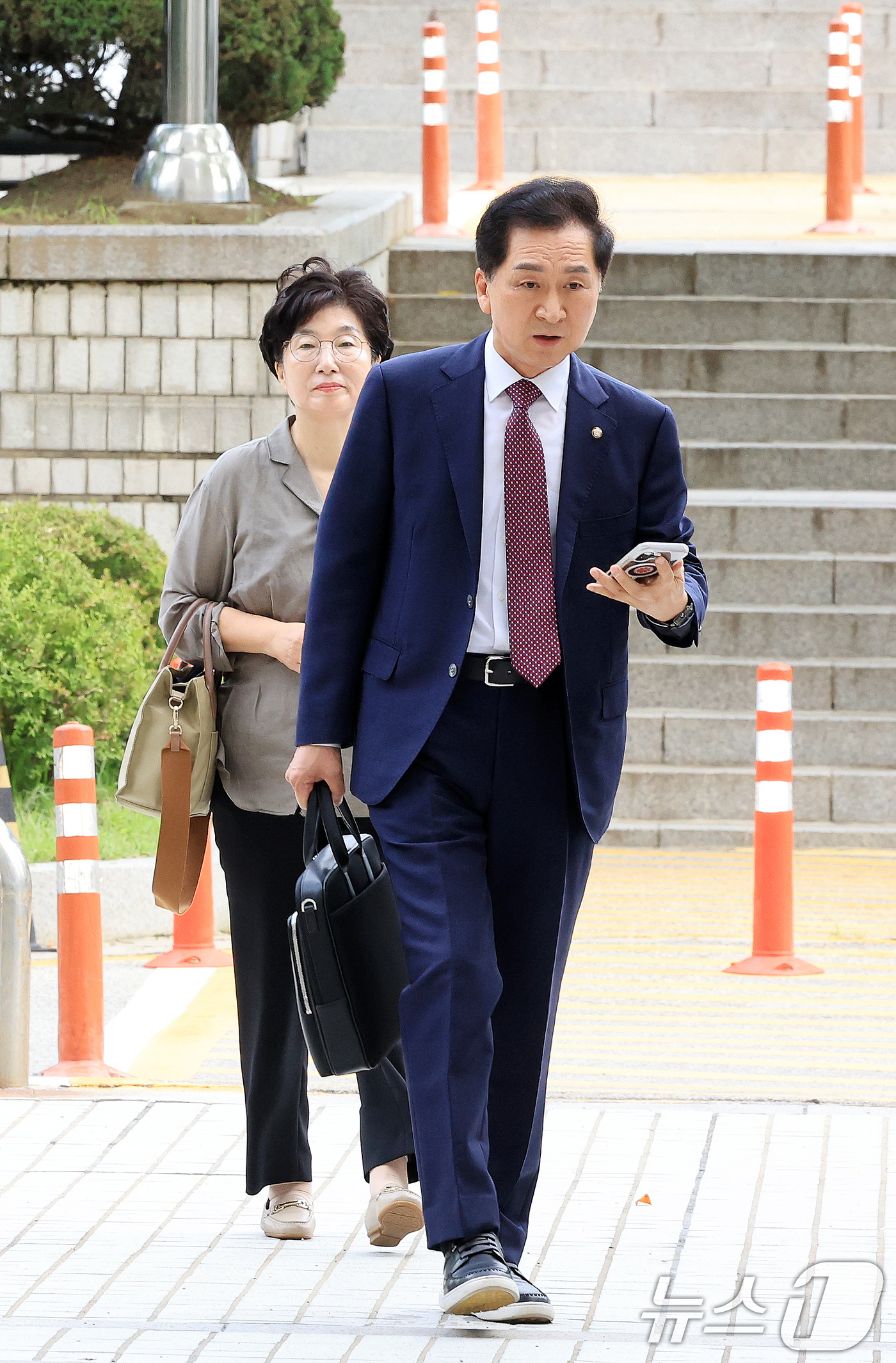 (서울=뉴스1) 이호윤 기자 = 청탁금지법 위반 혐의를 받는 김기현 국민의힘 의원과 부인 이 모 씨가 13일 서울 서초구 서울중앙지방법원에서 열린 청탁금지법 위반 1심 공판에 출석 …