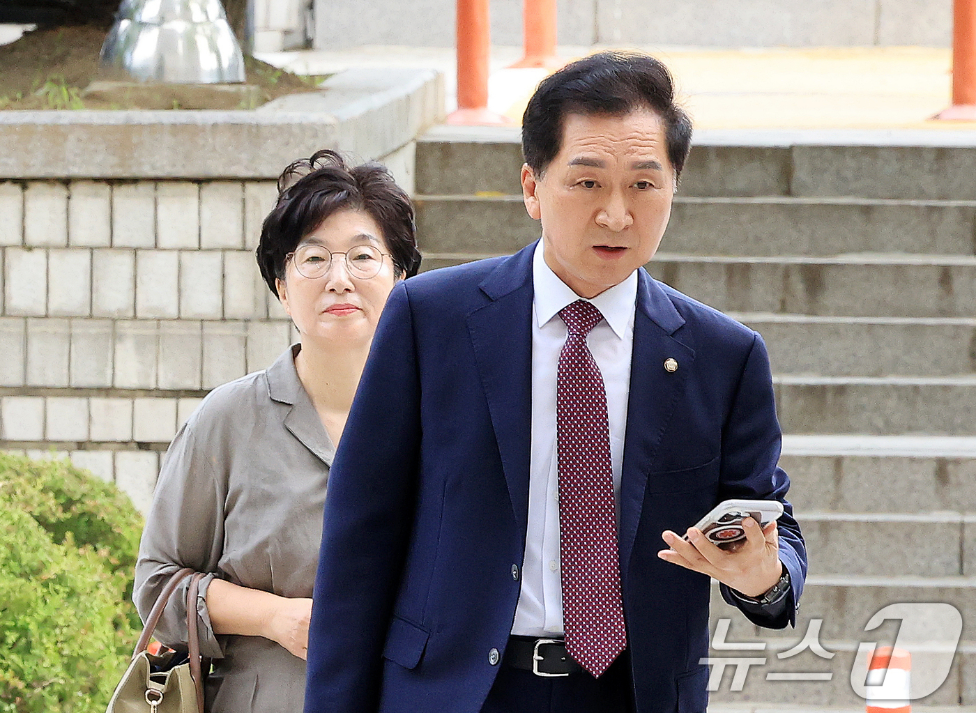 (서울=뉴스1) 이호윤 기자 = 청탁금지법 위반 혐의를 받는 김기현 국민의힘 의원과 부인 이 모 씨가 13일 서울 서초구 서울중앙지방법원에서 열린 청탁금지법 위반 1심 공판에 출석 …