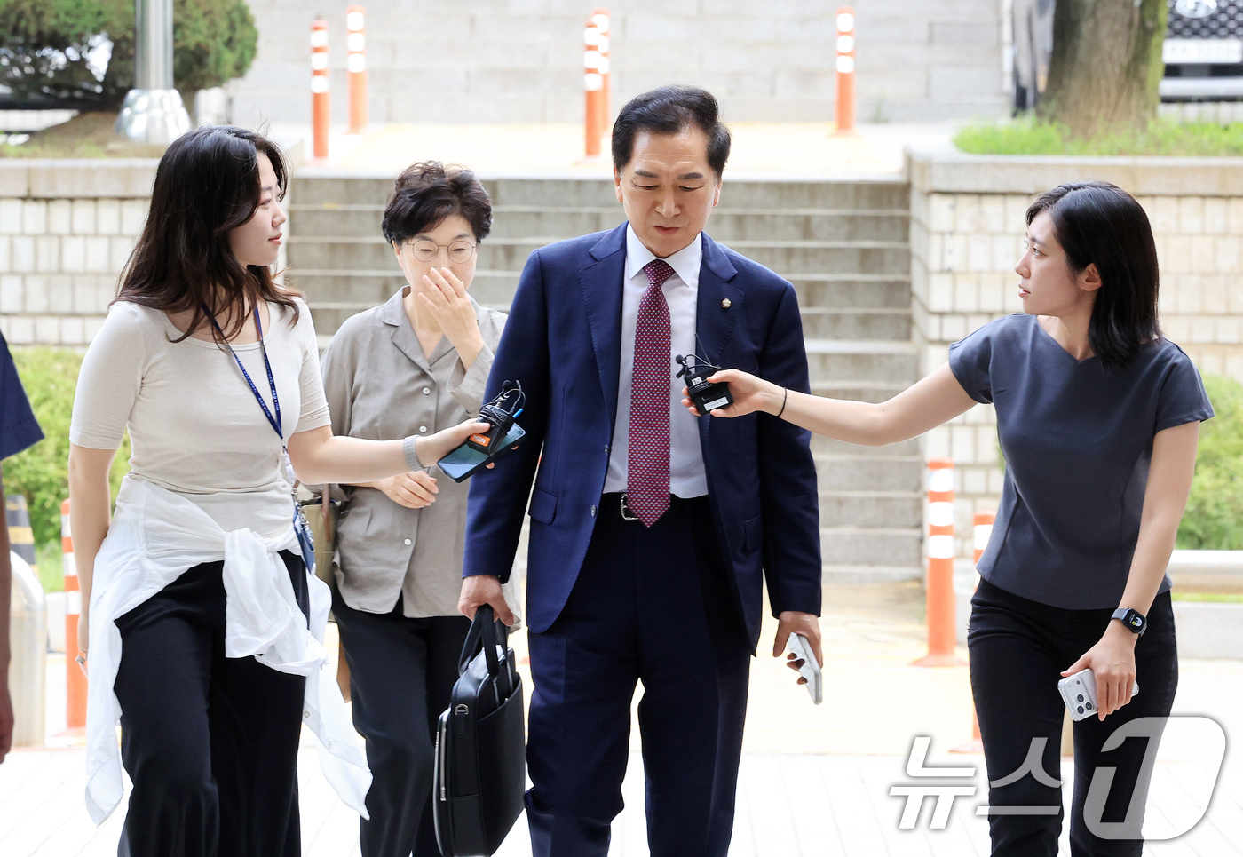 (서울=뉴스1) 이호윤 기자 = 청탁금지법 위반 혐의를 받는 김기현 국민의힘 의원과 부인 이 모 씨가 13일 서울 서초구 서울중앙지방법원에서 열린 청탁금지법 위반 1심 공판에 출석 …