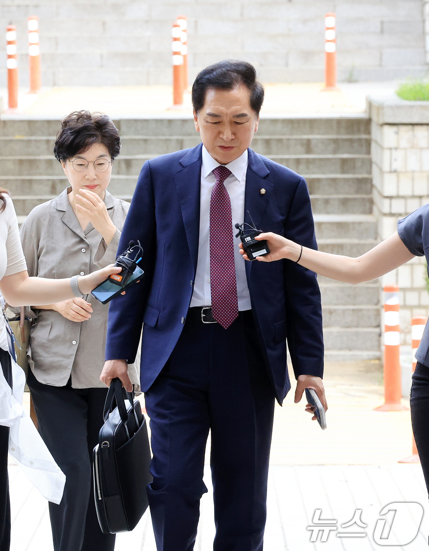 (서울=뉴스1) 이호윤 기자 = 청탁금지법 위반 혐의를 받는 김기현 국민의힘 의원과 부인 이 모 씨가 13일 서울 서초구 서울중앙지방법원에서 열린 청탁금지법 위반 1심 공판에 출석 …