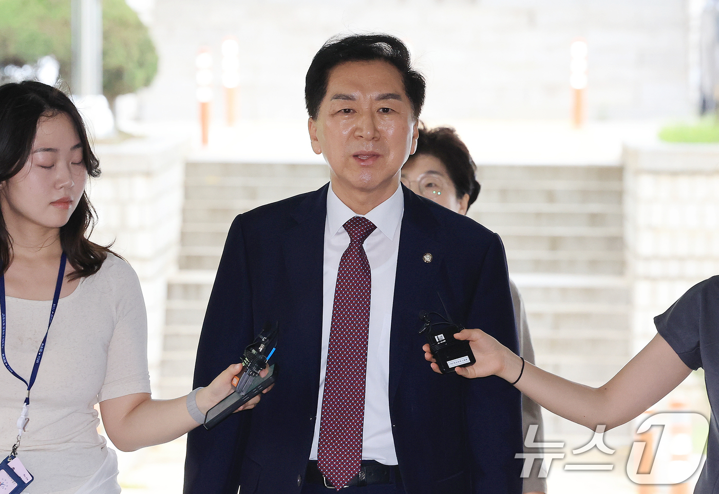 (서울=뉴스1) 이호윤 기자 = 청탁금지법 위반 혐의를 받는 김기현 국민의힘 의원이 13일 서울 서초구 서울중앙지방법원에서 열린 청탁금지법 위반 1심 공판에 출석하고 있다.김 의원 …