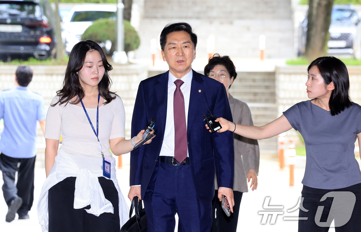 (서울=뉴스1) 이호윤 기자 = 청탁금지법 위반 혐의를 받는 김기현 국민의힘 의원과 부인 이 모 씨가 13일 서울 서초구 서울중앙지방법원에서 열린 청탁금지법 위반 1심 공판에 출석 …
