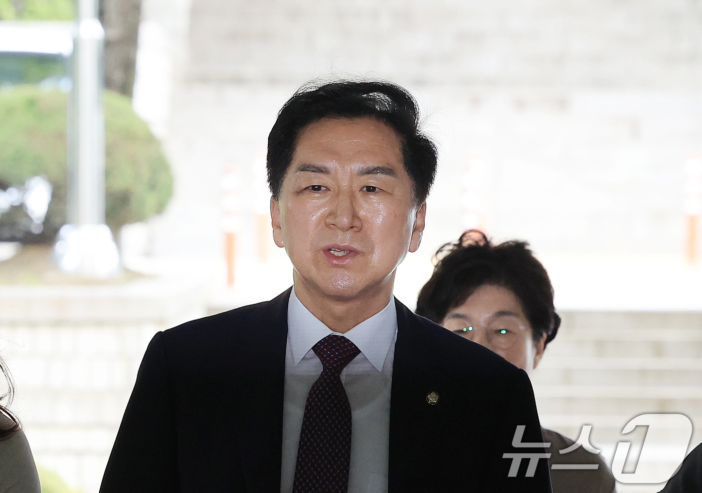 (서울=뉴스1) 이호윤 기자 = 청탁금지법 위반 혐의를 받는 김기현 국민의힘 의원과 부인 이 모 씨가 13일 서울 서초구 서울중앙지방법원에서 열린 청탁금지법 위반 1심 공판에 출석 …