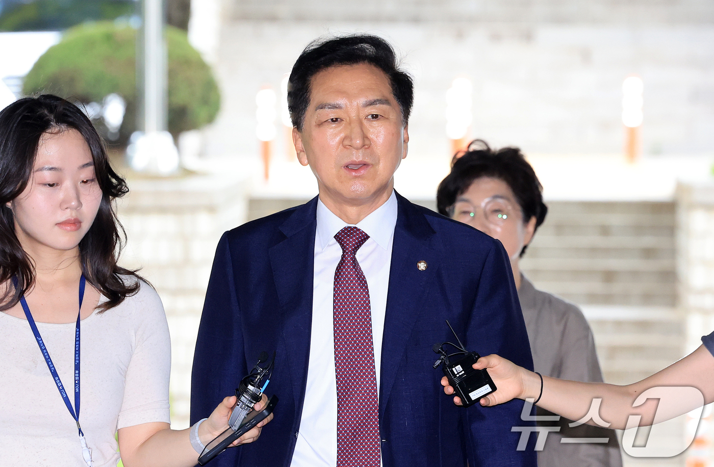 (서울=뉴스1) 이호윤 기자 = 청탁금지법 위반 혐의를 받는 김기현 국민의힘 의원과 부인 이 모 씨가 13일 서울 서초구 서울중앙지방법원에서 열린 청탁금지법 위반 1심 공판에 출석 …