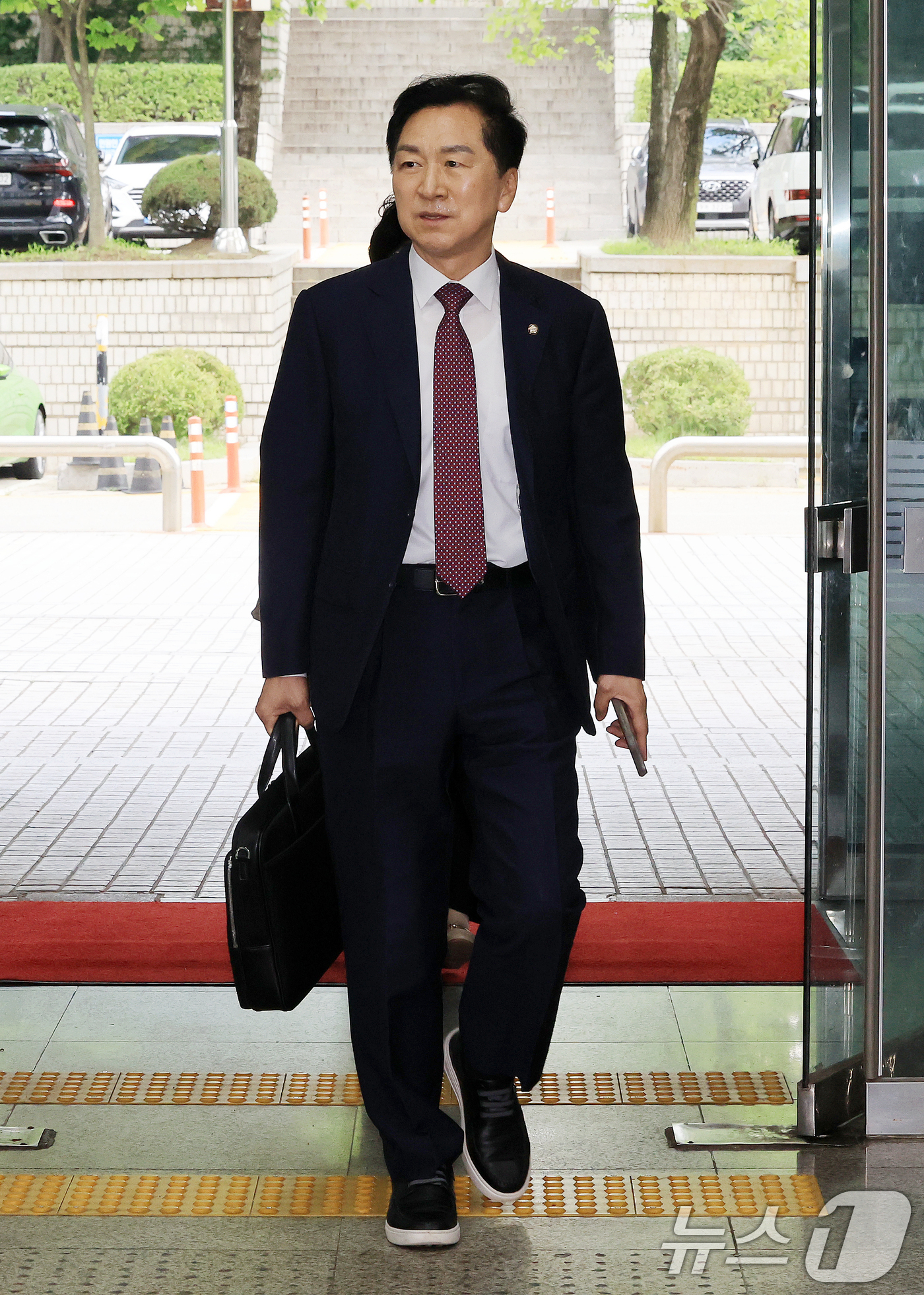 (서울=뉴스1) 이호윤 기자 = 청탁금지법 위반 혐의를 받는 김기현 국민의힘 의원이 13일 서울 서초구 서울중앙지방법원에서 열린 청탁금지법 위반 1심 공판에 출석하고 있다.김 의원 …