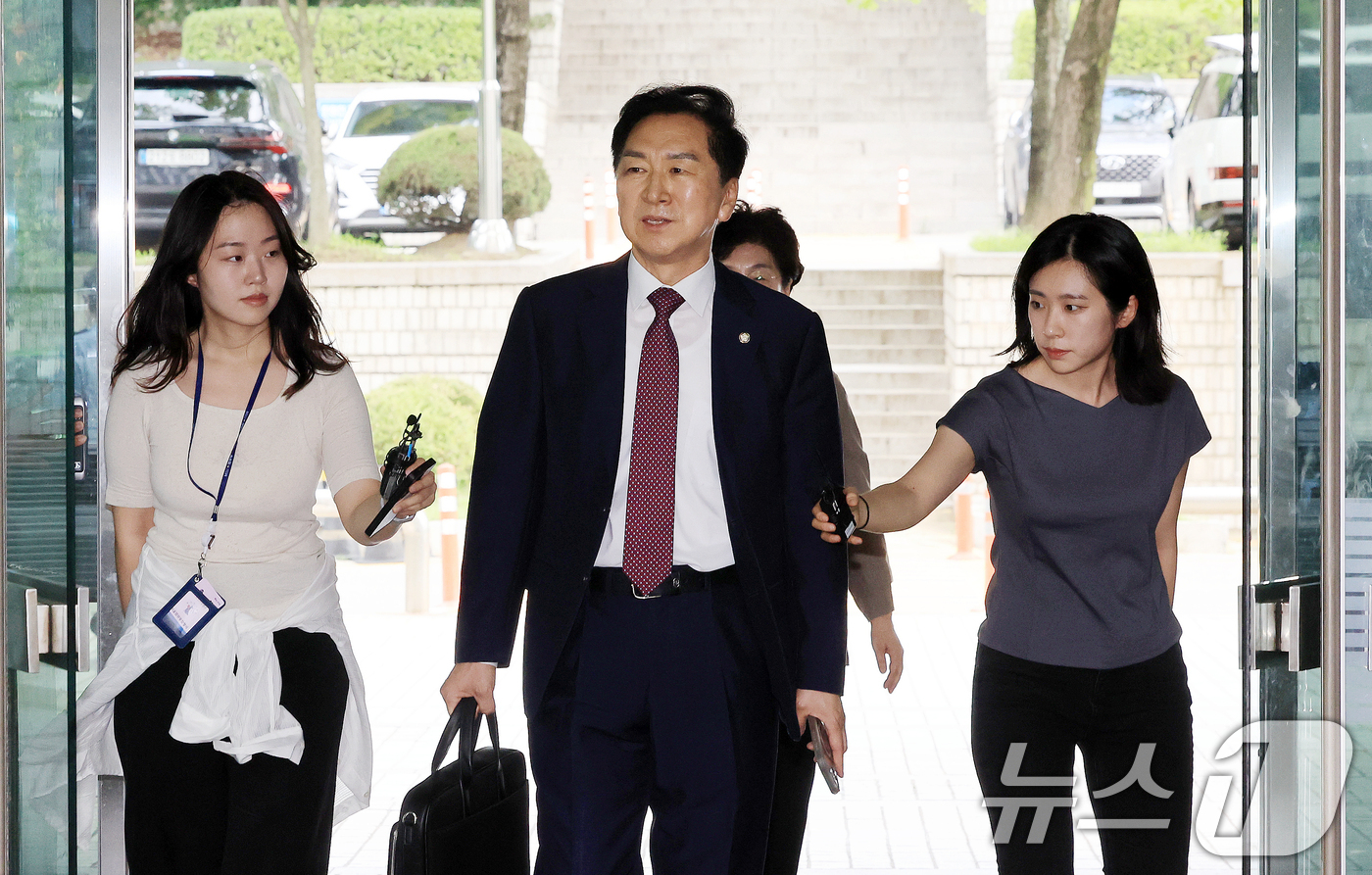 (서울=뉴스1) 이호윤 기자 = 청탁금지법 위반 혐의를 받는 김기현 국민의힘 의원과 부인 이 모 씨가 13일 서울 서초구 서울중앙지방법원에서 열린 청탁금지법 위반 1심 공판에 출석 …