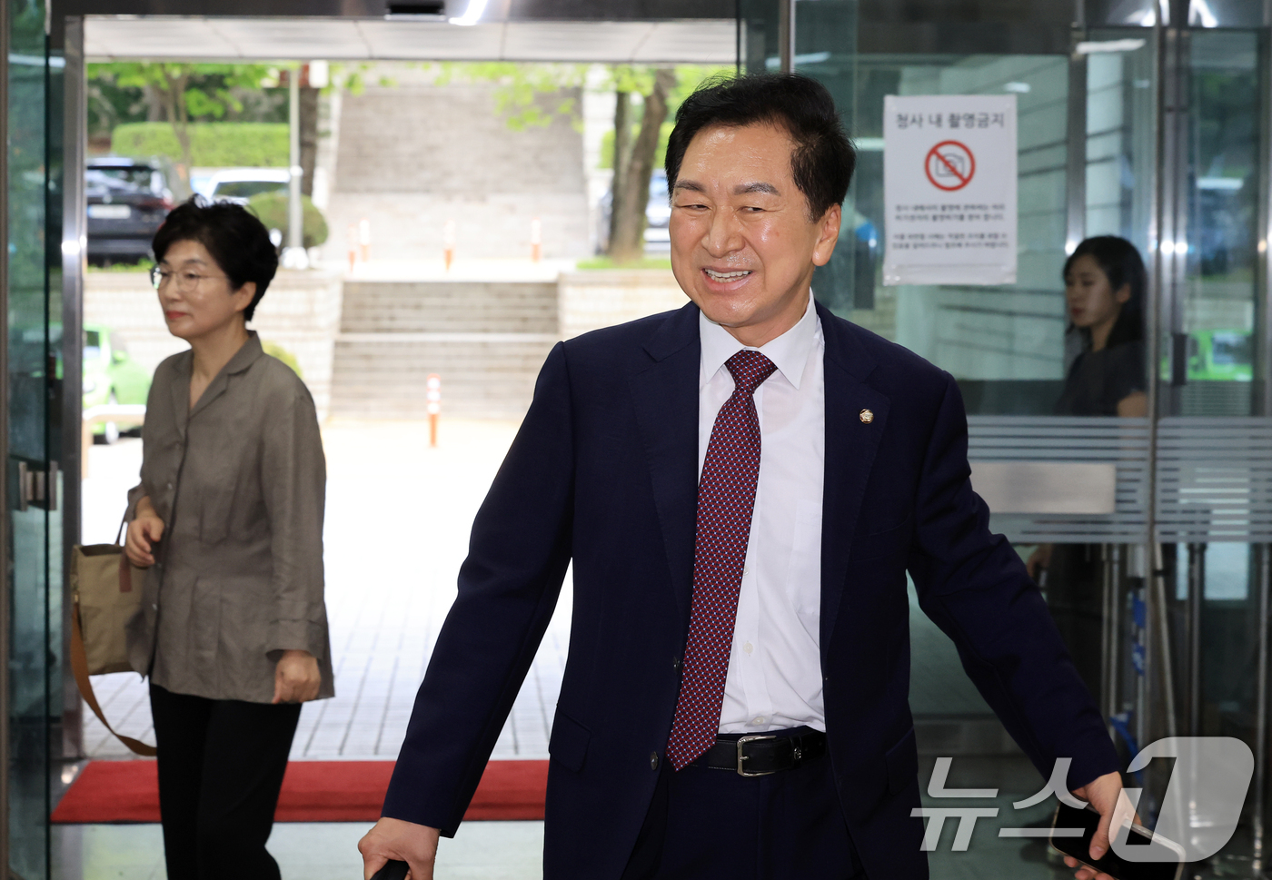 (서울=뉴스1) 이호윤 기자 = 청탁금지법 위반 혐의를 받는 김기현 국민의힘 의원과 부인 이 모 씨가 13일 서울 서초구 서울중앙지방법원에서 열린 청탁금지법 위반 1심 공판에 출석 …