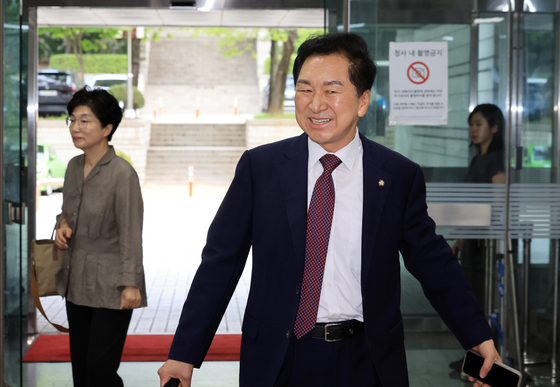 밝은 표정으로 법정 출석하는 김기현 의원