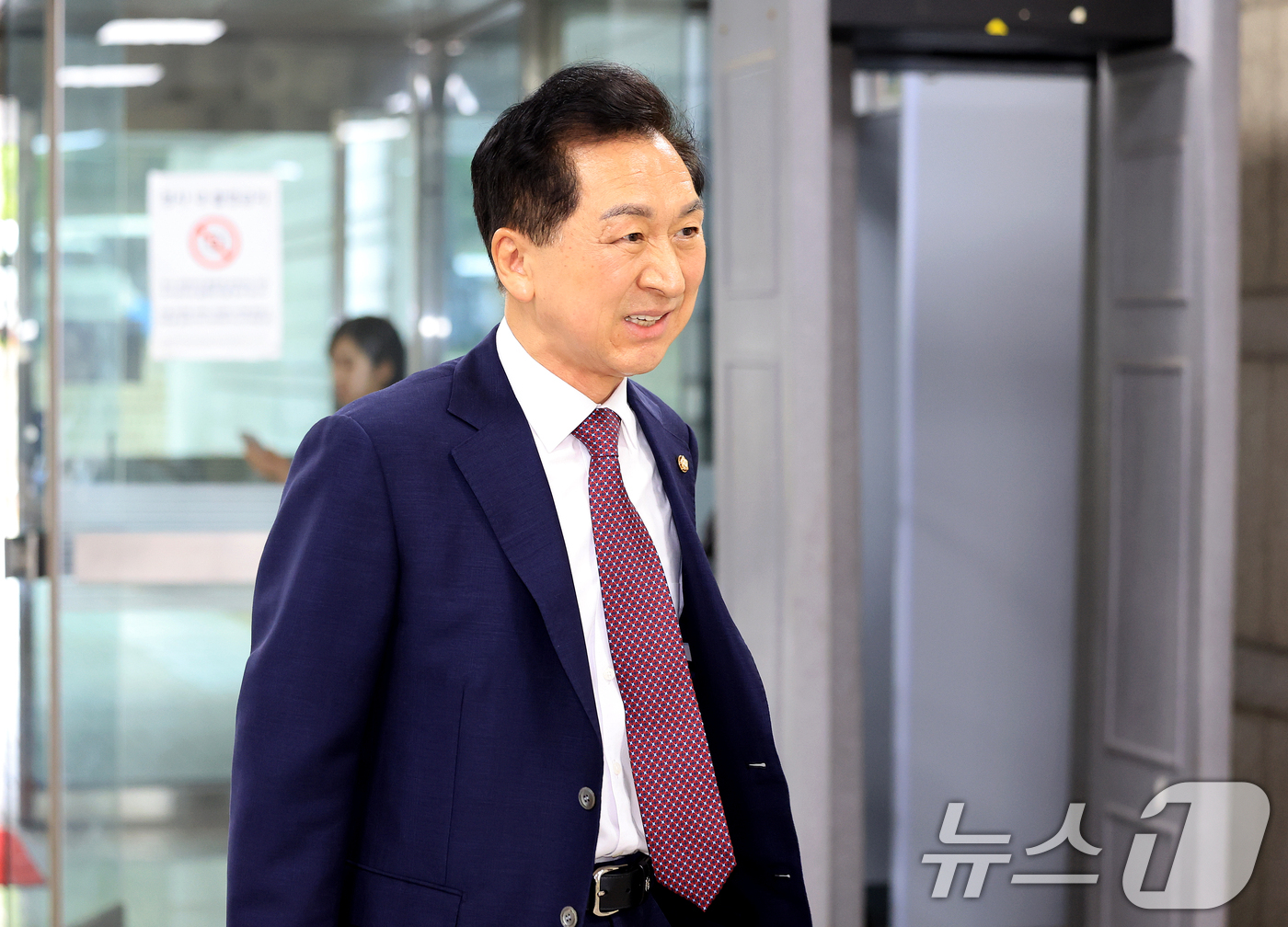 (서울=뉴스1) 이호윤 기자 = 청탁금지법 위반 혐의를 받는 김기현 국민의힘 의원이 13일 서울 서초구 서울중앙지방법원에서 열린 청탁금지법 위반 1심 공판에 출석하고 있다.김 의원 …