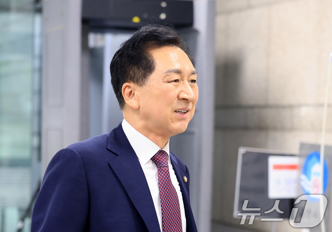 (서울=뉴스1) 이호윤 기자 = 청탁금지법 위반 혐의를 받는 김기현 국민의힘 의원이 13일 서울 서초구 서울중앙지방법원에서 열린 청탁금지법 위반 1심 공판에 출석하고 있다.김 의원 …