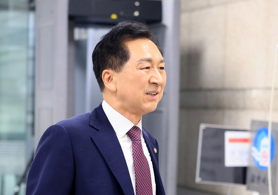 '로저비비에 청탁 혐의' 김기현 의원 법원 출석