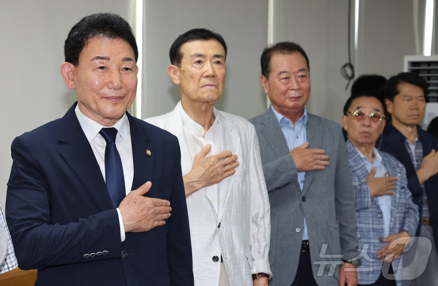본문 이미지 - 박용갑 더불어민주당 국회의원이 13일 대전시당에서 열린 대전시당위원장 출마 기자회견에서 국기에 대한 경례를 하고 있다. 2026.7.13 ⓒ 뉴스1 김기태 기자