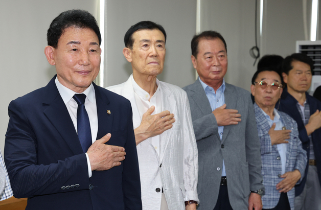 국기에 대한 경례하는 박용갑 의원