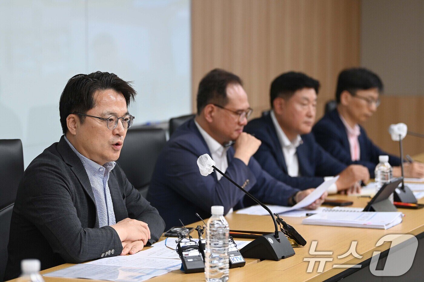 본문 이미지 - 문신학 산업통상부 차관이 지난 7월 정부세종청사 산업부 회의실에서 원유 수급상황 긴급 점검회의를 주재하고 있다. (산업통상부 제공. 재판매 및 DB금지) 2026.7.13 ⓒ 뉴스1