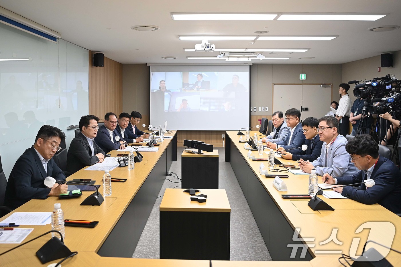 (서울=뉴스1) = 문신학 산업통상부 차관이 13일 오전 정부세종청사 산업부 회의실에서 원유 수급상황 긴급 점검회의를 주재하고 있다. (산업통상부 제공. 재판매 및 DB금지) 20 …