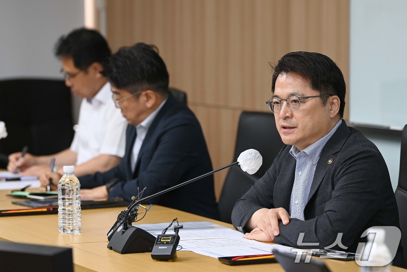 (서울=뉴스1) = 문신학 산업통상부 차관이 13일 오전 정부세종청사 산업부 회의실에서 원유 수급상황 긴급 점검회의를 주재하고 있다. (산업통상부 제공. 재판매 및 DB금지) 20 …