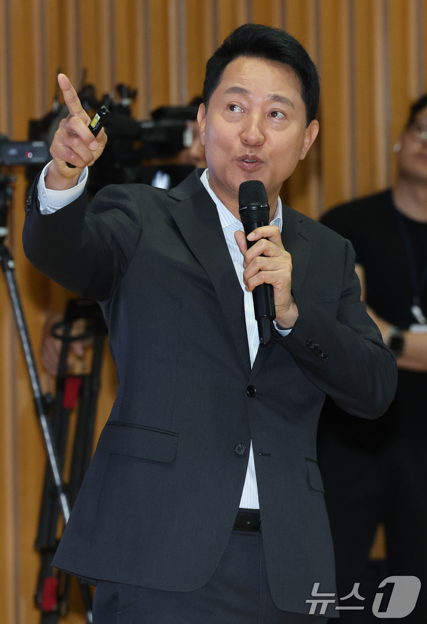 (서울=뉴스1) 이광호 기자 = 오세훈 서울시장이 13일 오전 서울시청에서 열린 '서울 소상공인과 함께하는 성공 두드림 세미나'에서 소상공인 정책 관련 강연을 하고 있다.   20 …