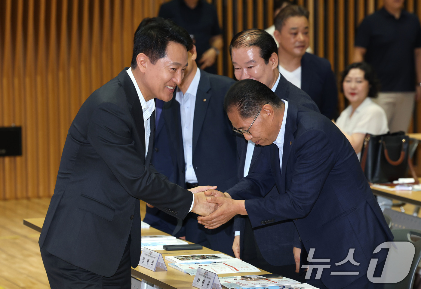 (서울=뉴스1) 이광호 기자 = 오세훈 서울시장이 13일 오전 서울시청에서 열린 '서울 소상공인과 함께하는 성공 두드림 세미나'에서 참석자들과 인사하고 있다. 2026.7.13/뉴 …