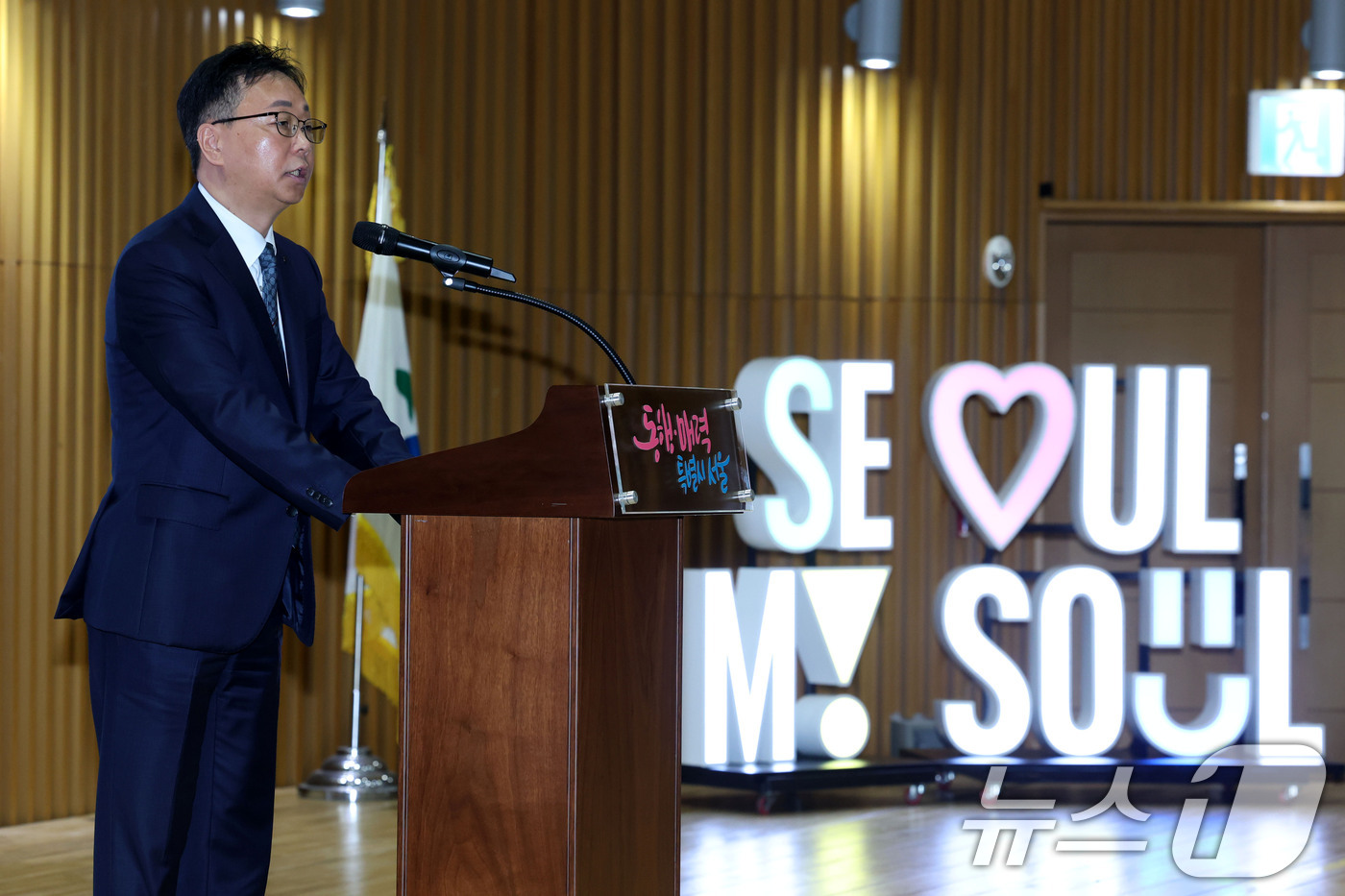 (서울=뉴스1) 이광호 기자 = 이봉재 신한은행 부행장이 13일 오전 서울시청에서 열린 '서울 소상공인과 함께하는 성공 두드림 세미나'에 참석해 인사말을 하고 있다. 2026.7. …