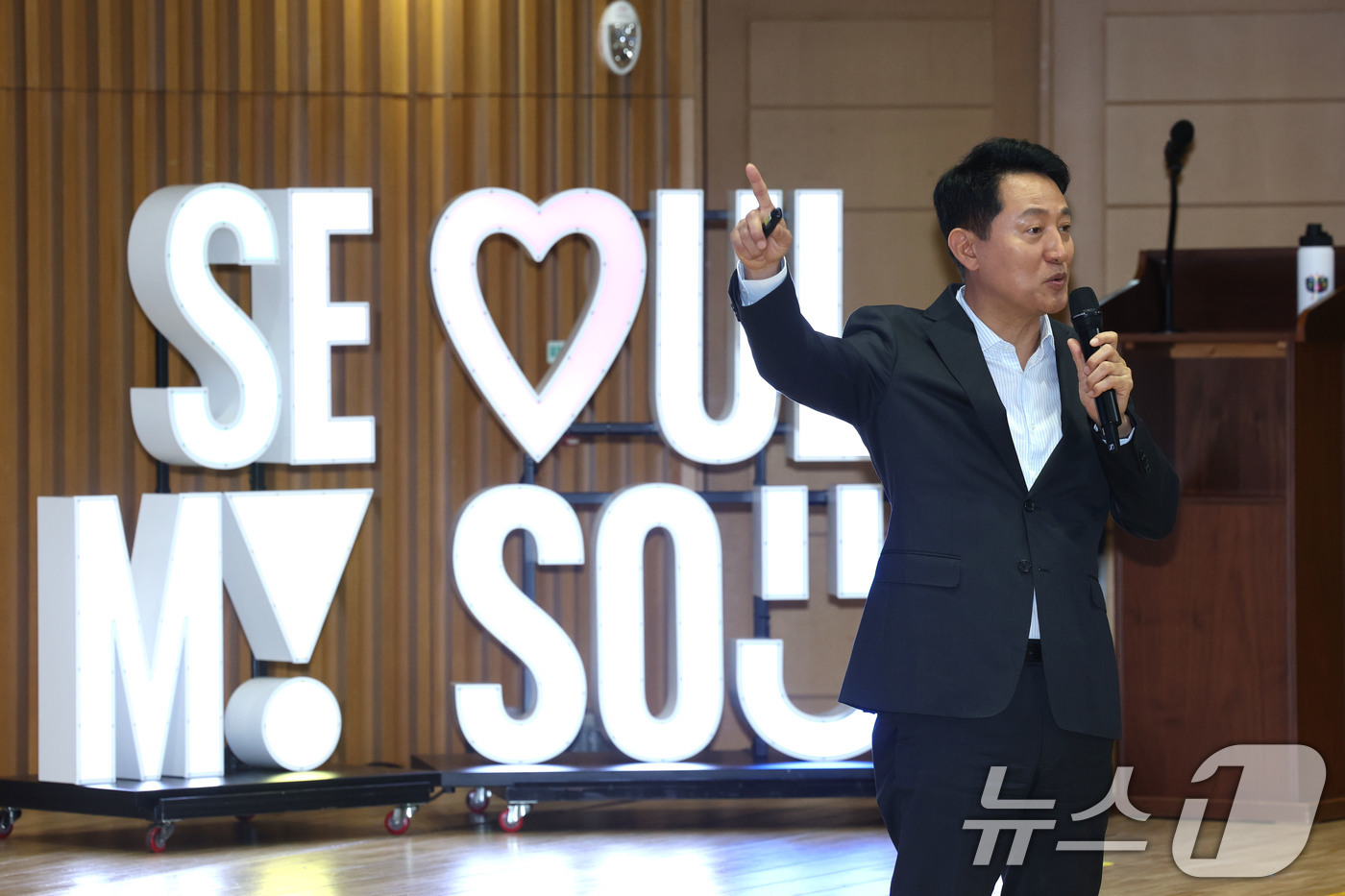 (서울=뉴스1) 이광호 기자 = 오세훈 서울시장이 13일 오전 서울시청에서 열린 '서울 소상공인과 함께하는 성공 두드림 세미나'에서 소상공인 정책 관련 강연을 하고 있다.   20 …