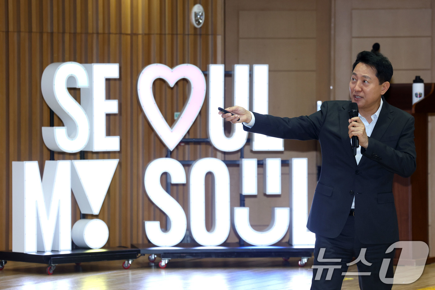 (서울=뉴스1) 이광호 기자 = 오세훈 서울시장이 13일 오전 서울시청에서 열린 '서울 소상공인과 함께하는 성공 두드림 세미나'에서 소상공인 정책 관련 강연을 하고 있다.   20 …