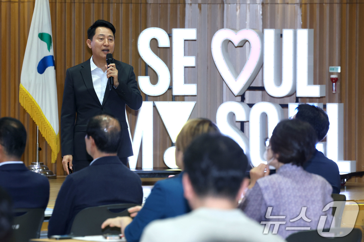 (서울=뉴스1) 이광호 기자 = 오세훈 서울시장이 13일 오전 서울시청에서 열린 '서울 소상공인과 함께하는 성공 두드림 세미나'에서 소상공인 정책 관련 강연을 하고 있다.   20 …