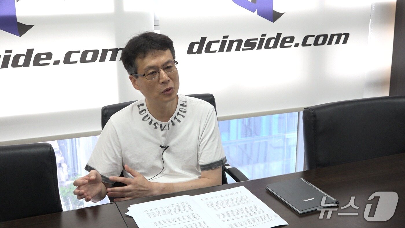본문 이미지 - 서울 강남 디시인사이드 사옥에서 인터뷰 중인 박주돈 부사장. 2026.7.10./뉴스1