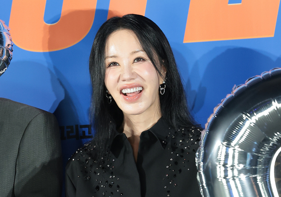 엄정화, 무더위 날리는 시원한 미소