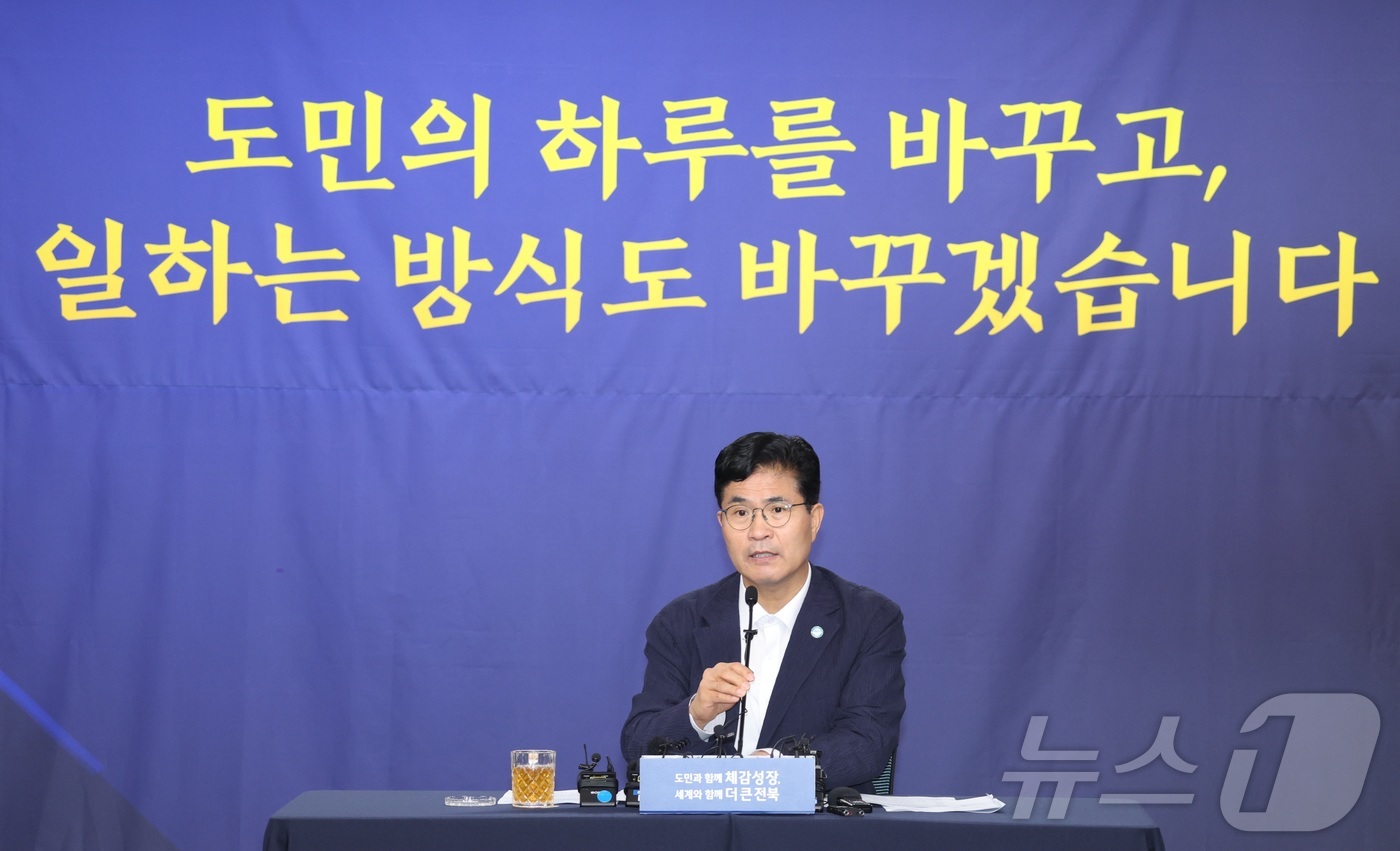 (전주=뉴스1) 유경석 기자 = 이원택 전북특별자치도지사가 13일 전북 전주시 전북특별자치도청에서 기자회견을 열고 민선9기 도정운영방향을 밝히고 있다. 2026.7.13/뉴스1