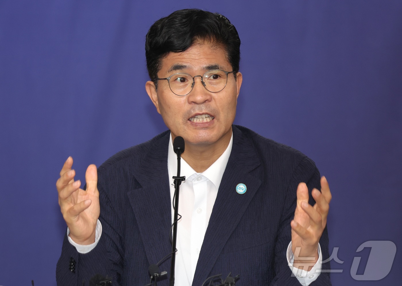 (전주=뉴스1) 유경석 기자 = 이원택 전북특별자치도지사가 13일 전북 전주시 전북특별자치도청에서 기자회견을 열고 민선9기 도정운영방향을 밝히고 있다. 2026.7.13/뉴스1