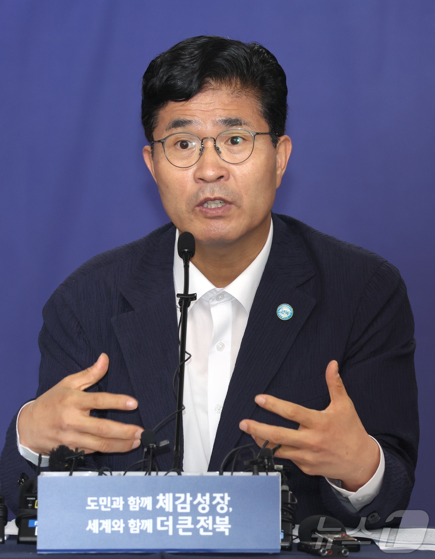 (전주=뉴스1) 유경석 기자 = 이원택 전북특별자치도지사가 13일 전북 전주시 전북특별자치도청에서 기자회견을 열고 민선9기 도정운영방향을 밝히고 있다. 2026.7.13/뉴스1